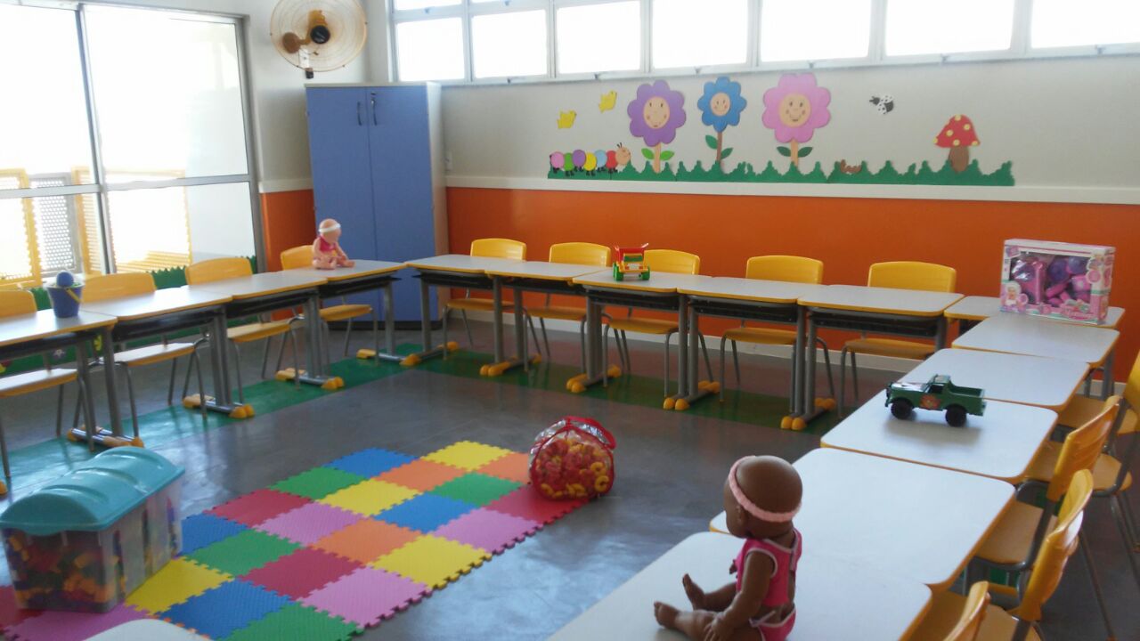 Uma das salas de aula do Centro de Educação infantil com brinquedos e mobília