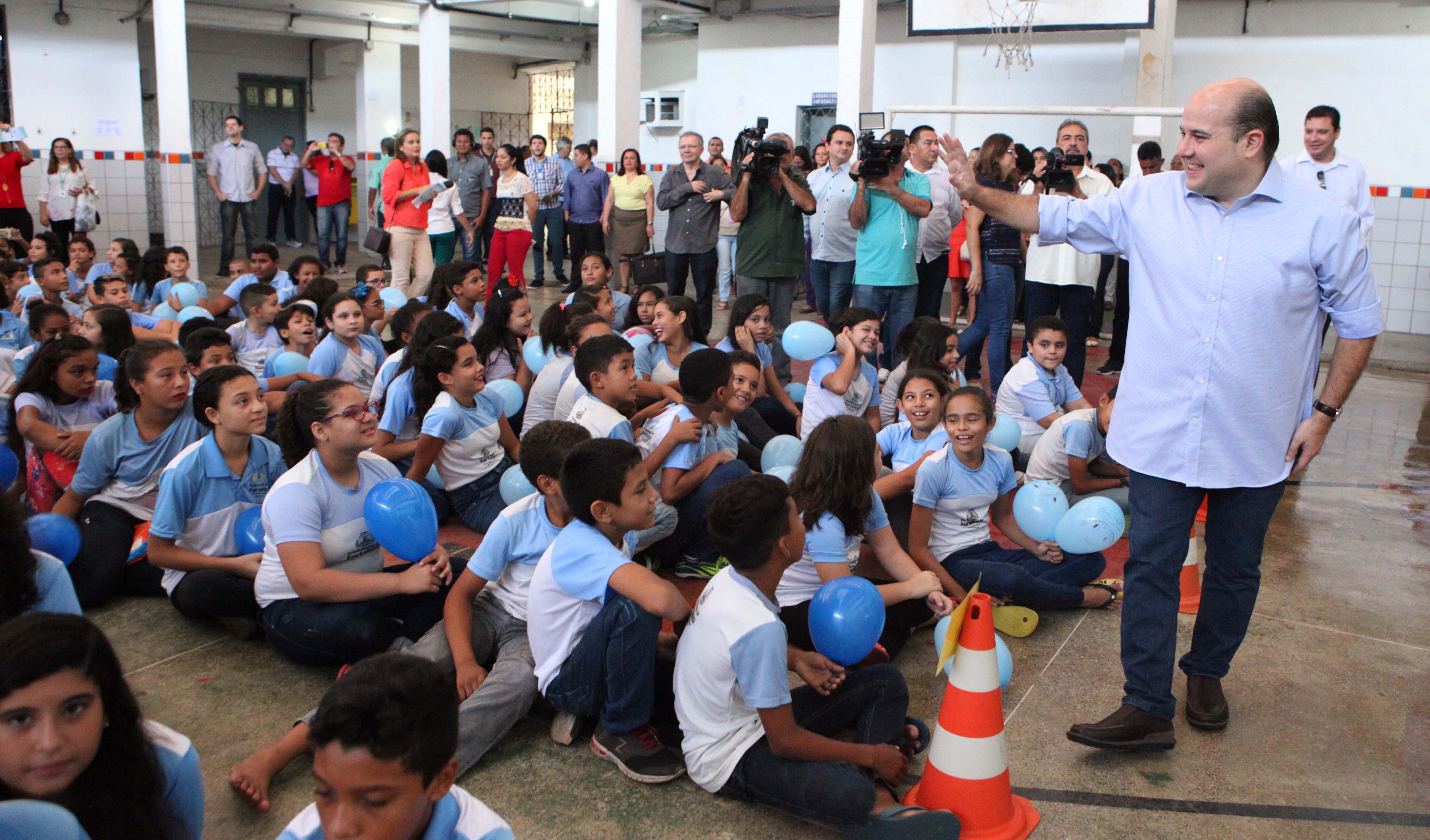 prefeito roberto cláudio acena para estudantes