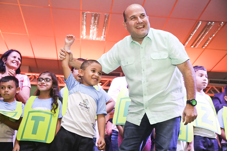 prefeito roberto cláudio cumprimenta aluno