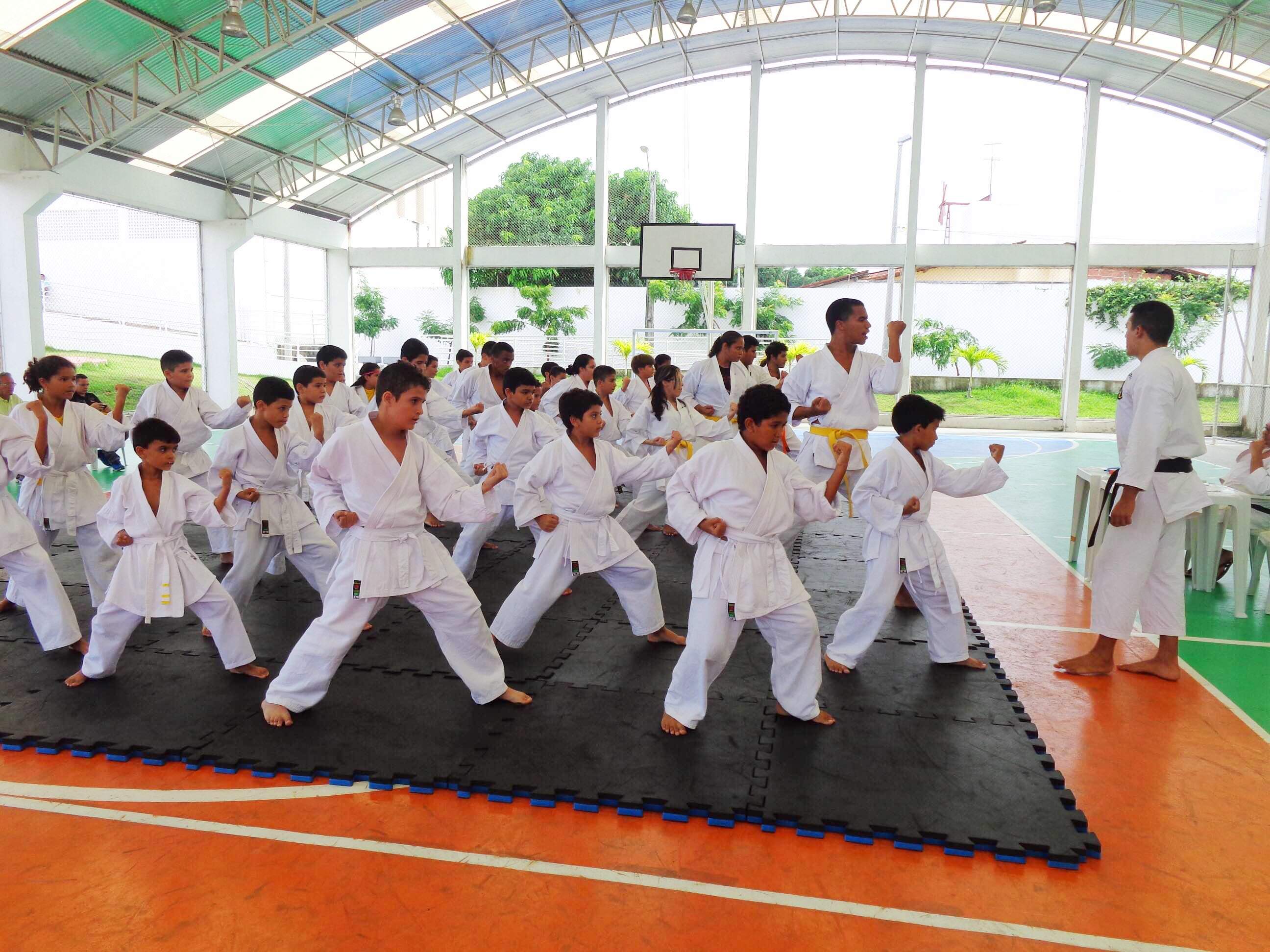 Alunos do Atleta Cidadão em aula de judô