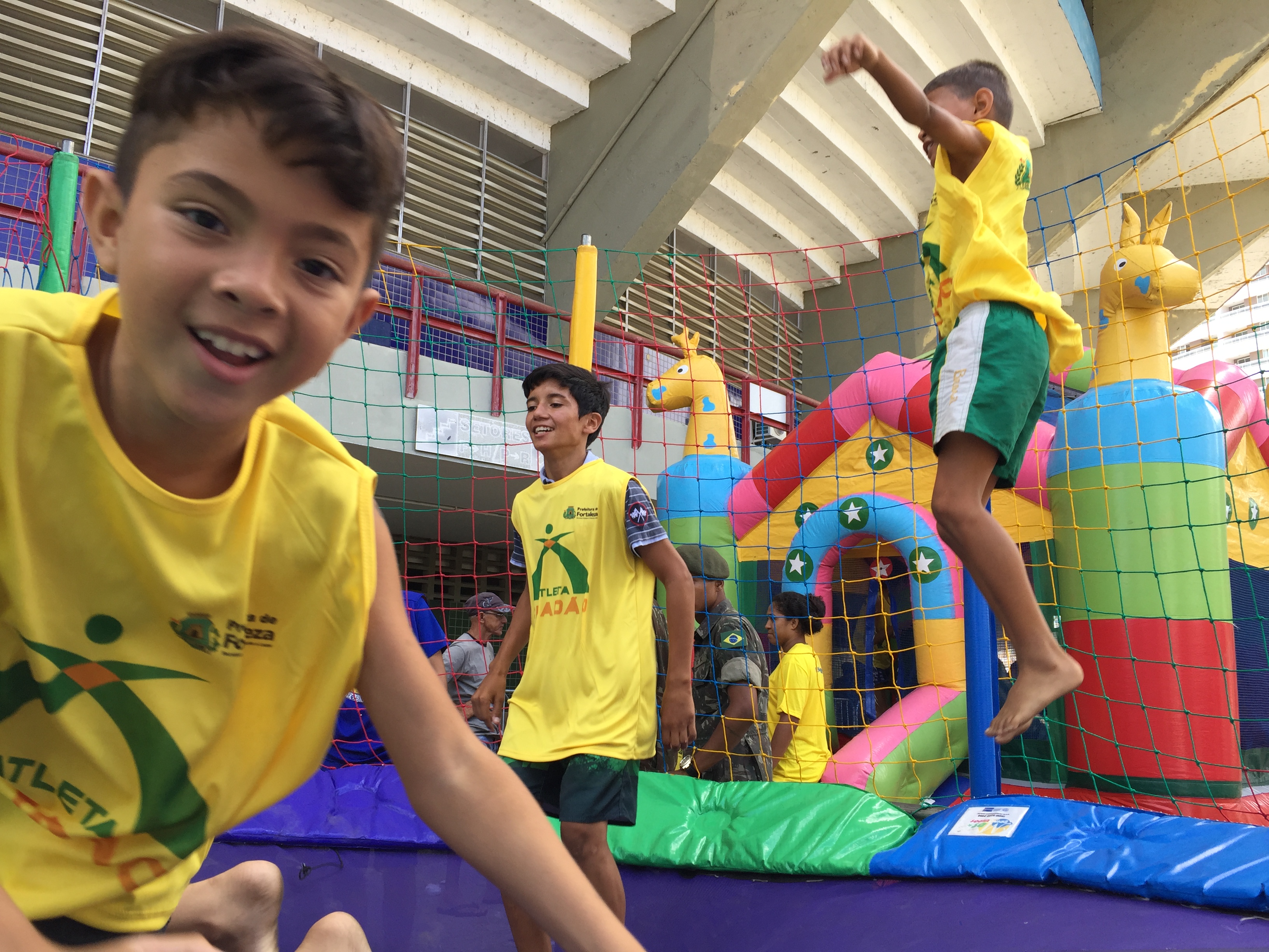Crianças do Atleta Cidadão brincam no Ginásio Paulo Sarasate