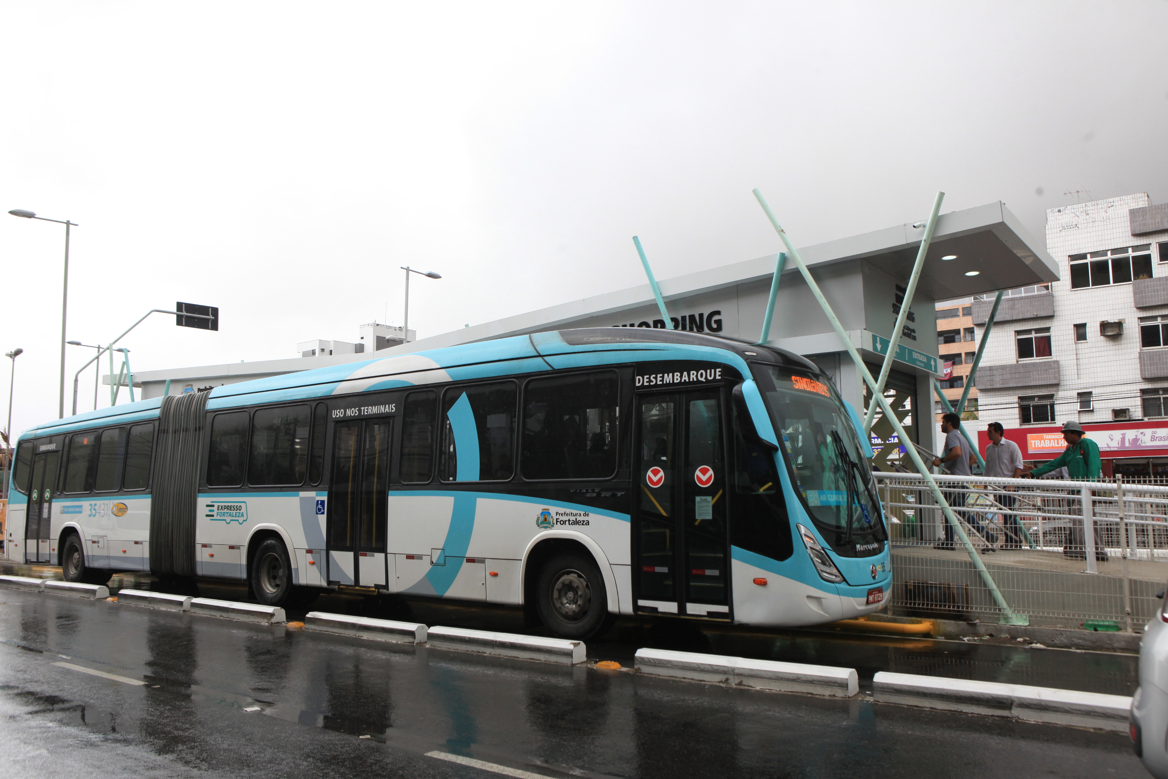 ônibus na estação do brt