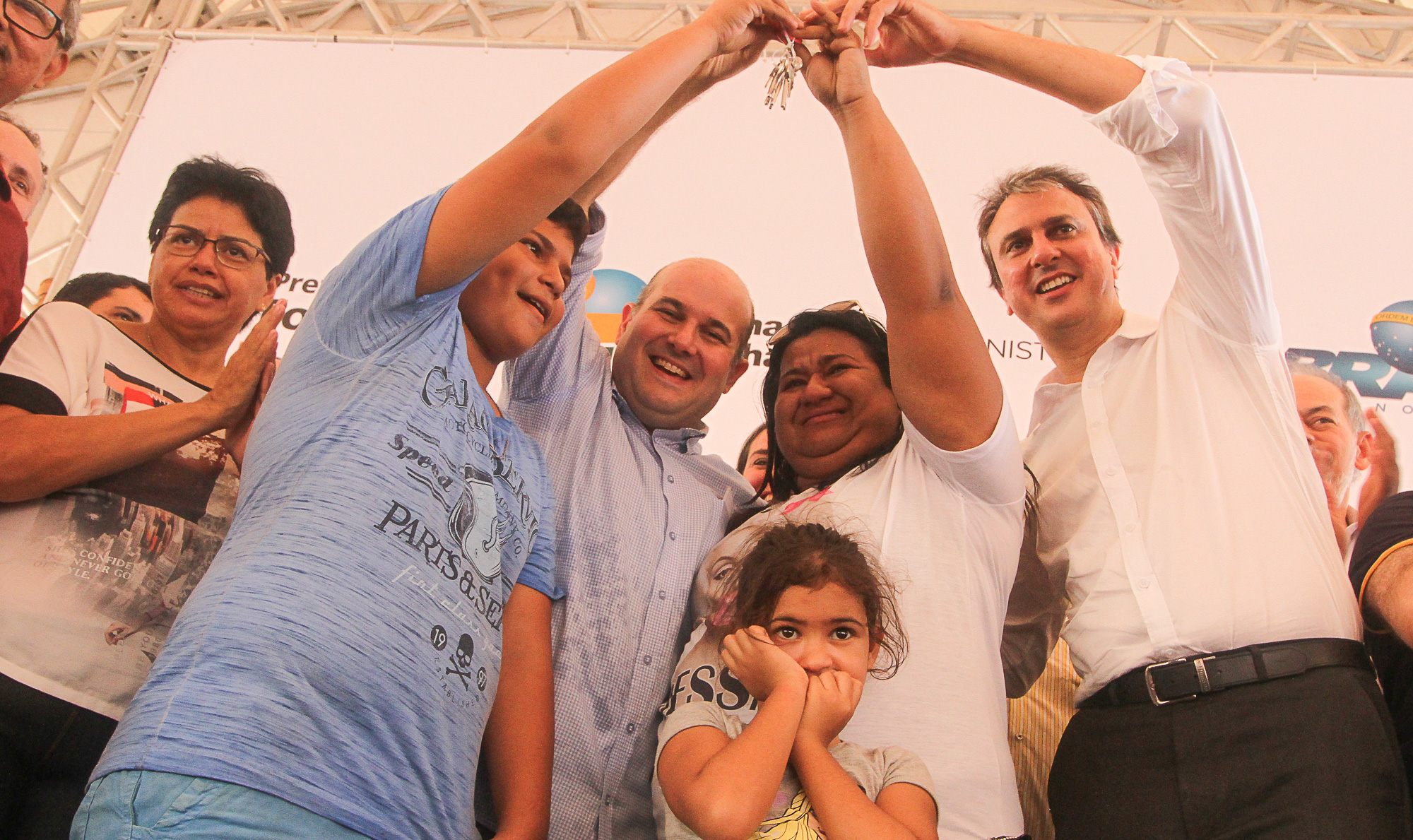 prefeito roberto cláudio e governador camilo santana entregam residências do minha casa, minha vida