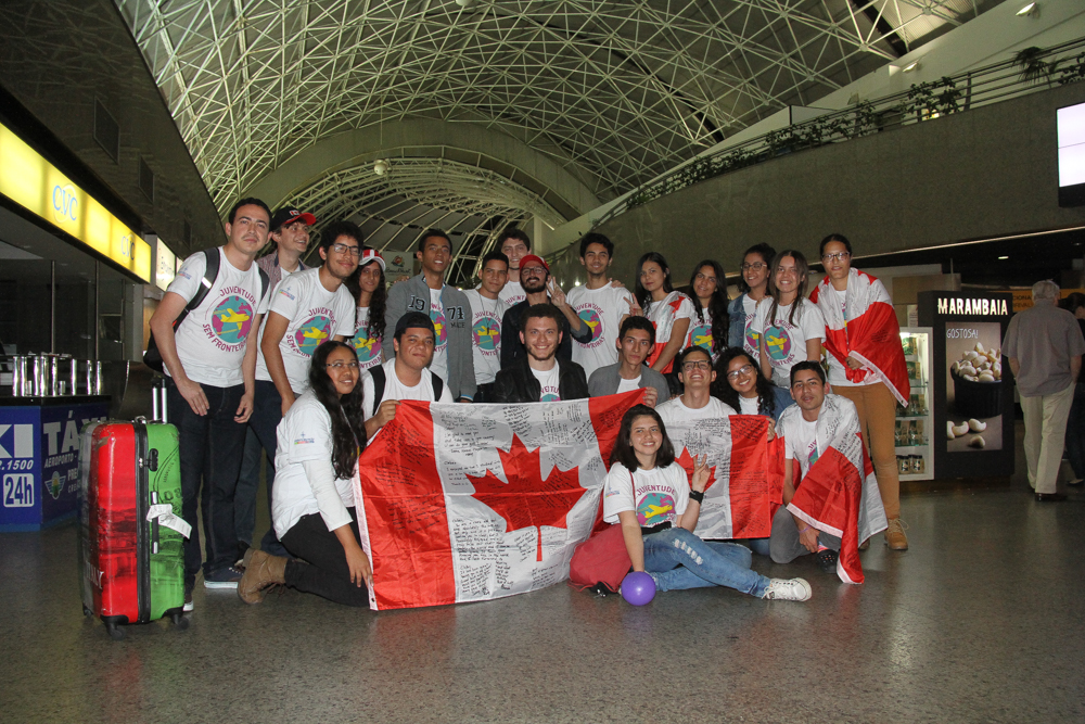 alunos do programa juventude sem fronteiras no aeroporto