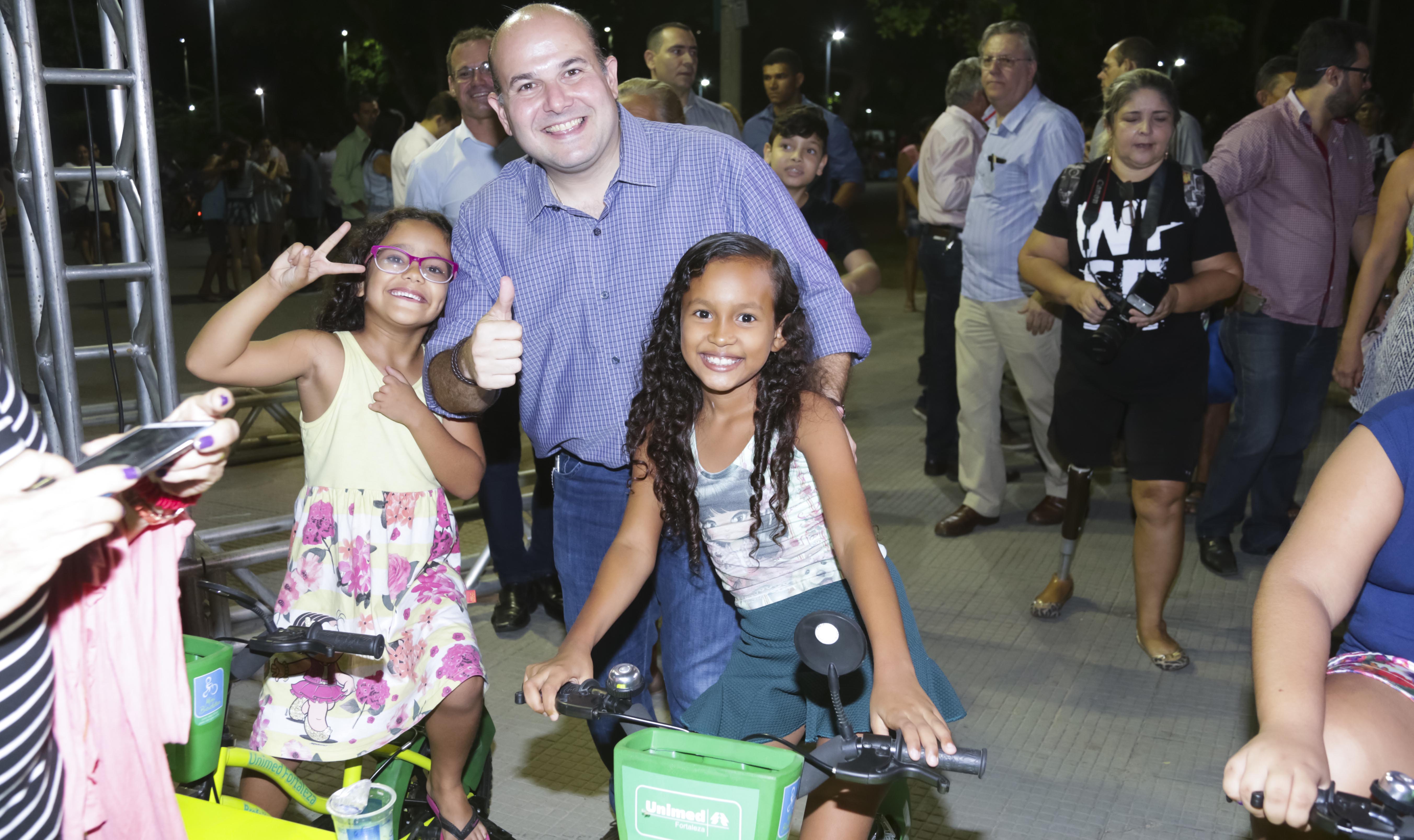 Prefeito Roberto Cláudio com crianças