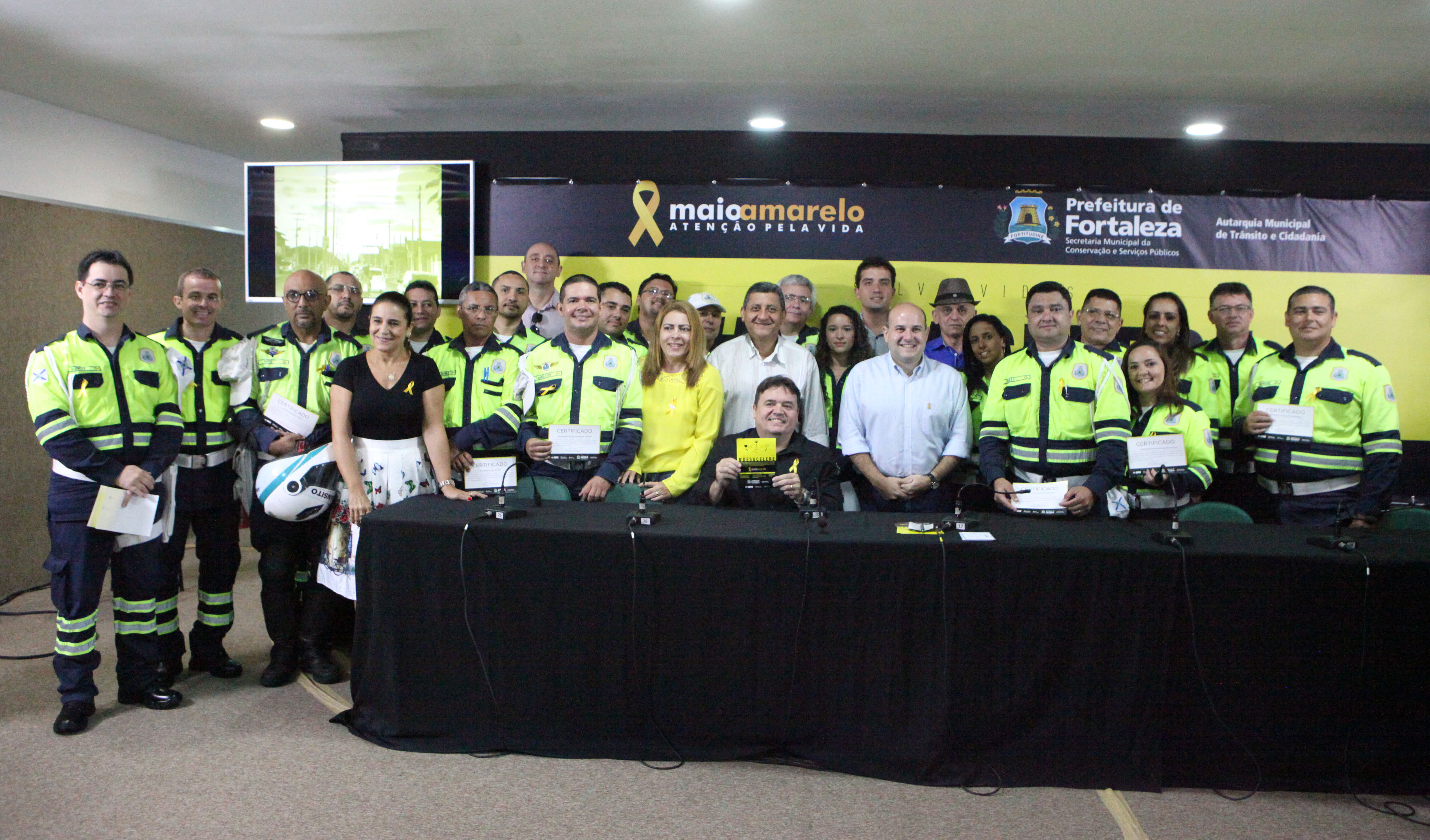 Prefeito Roberto Cláudio com agentes da AMC