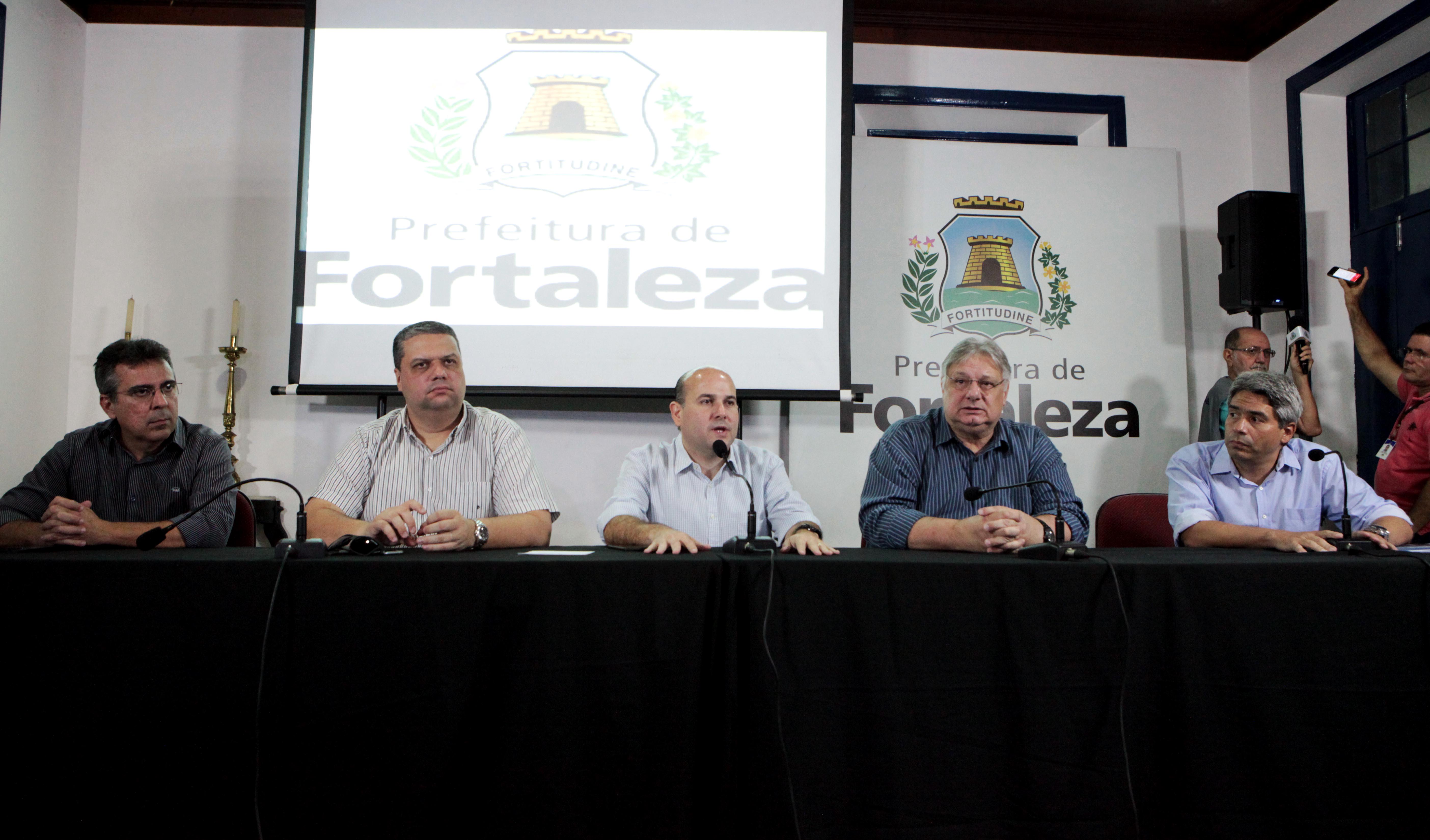 mesa com entrevistados