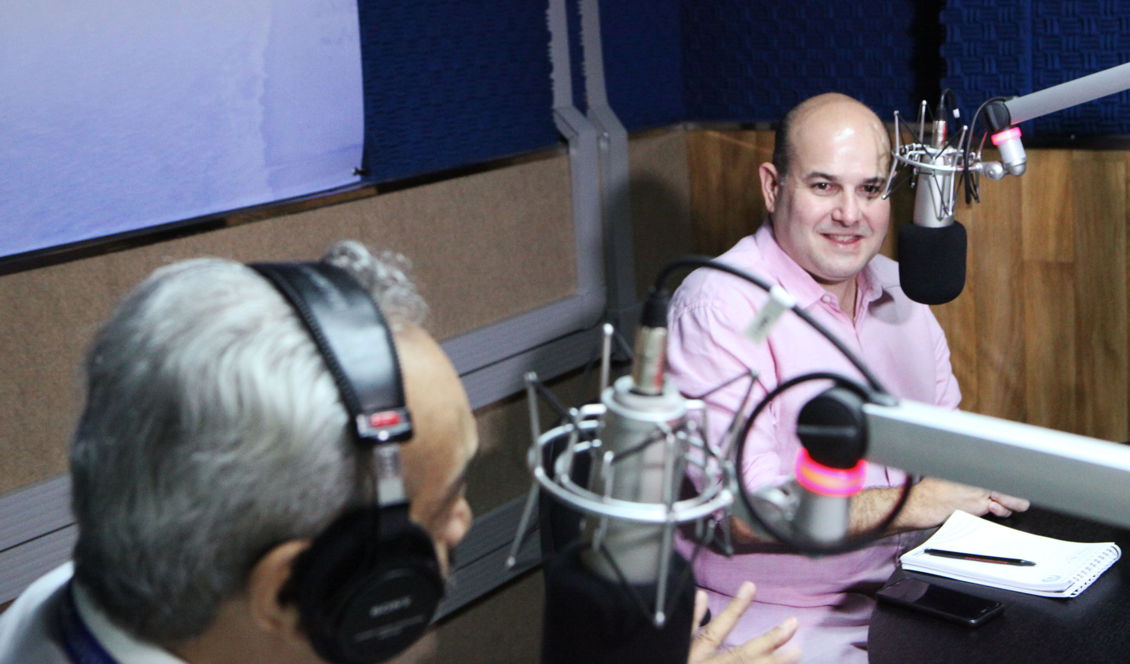 prefeito roberto cláudio concede entrevista em programa de rádio
