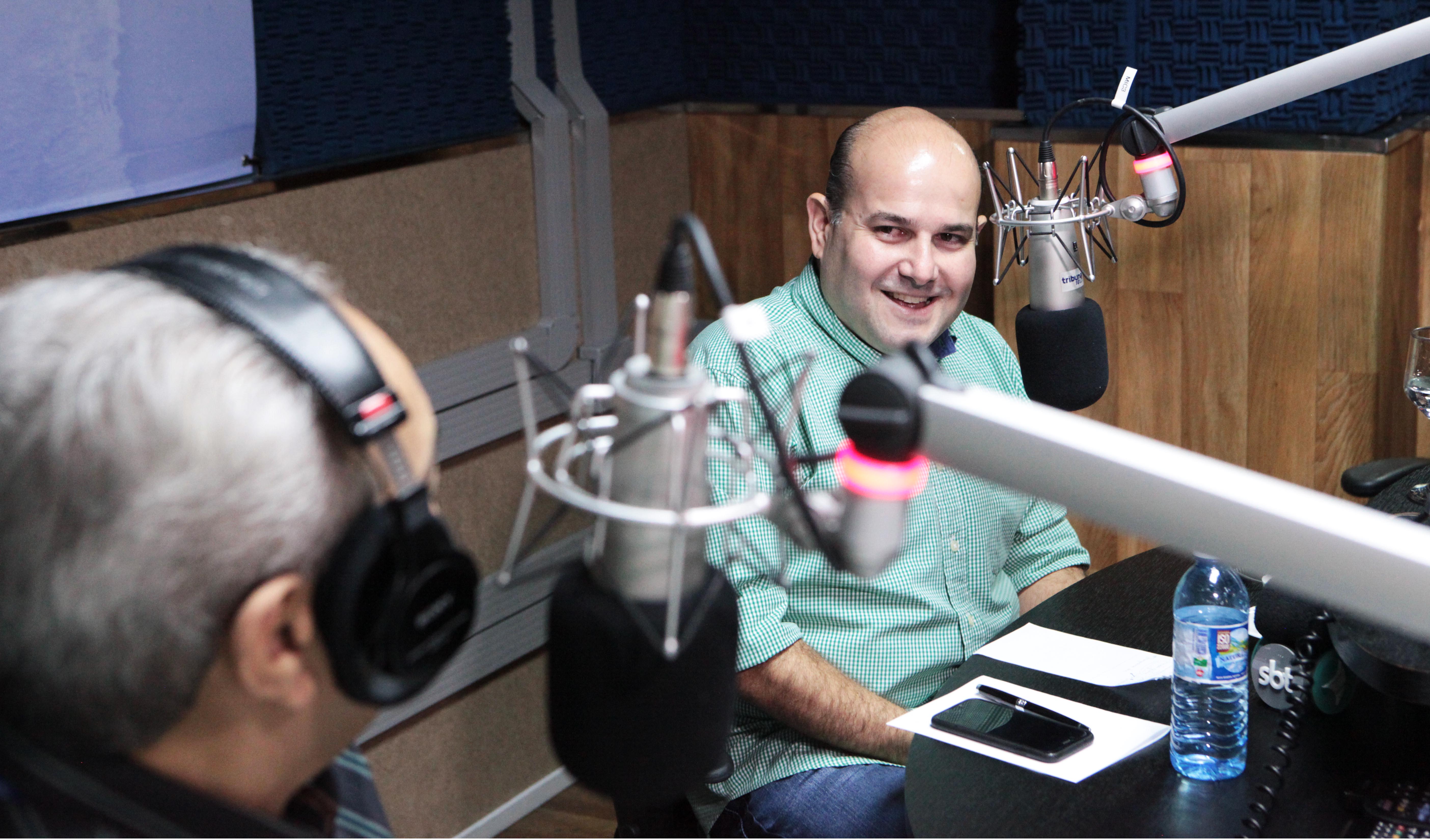 prefeito roberto cláudio em estúdio de rádio