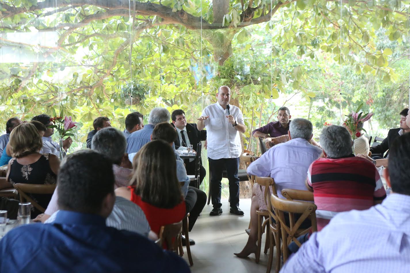 prefeito roberto cláudio discursando