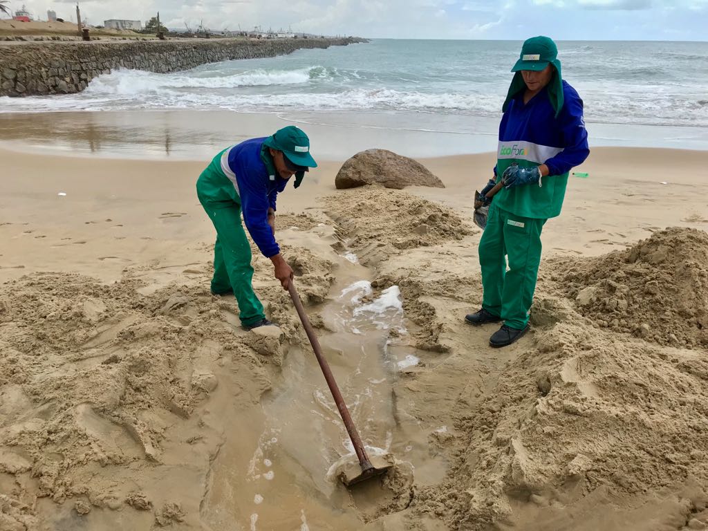 Limpeza das galerias de água pluvial da Praia de Iracema