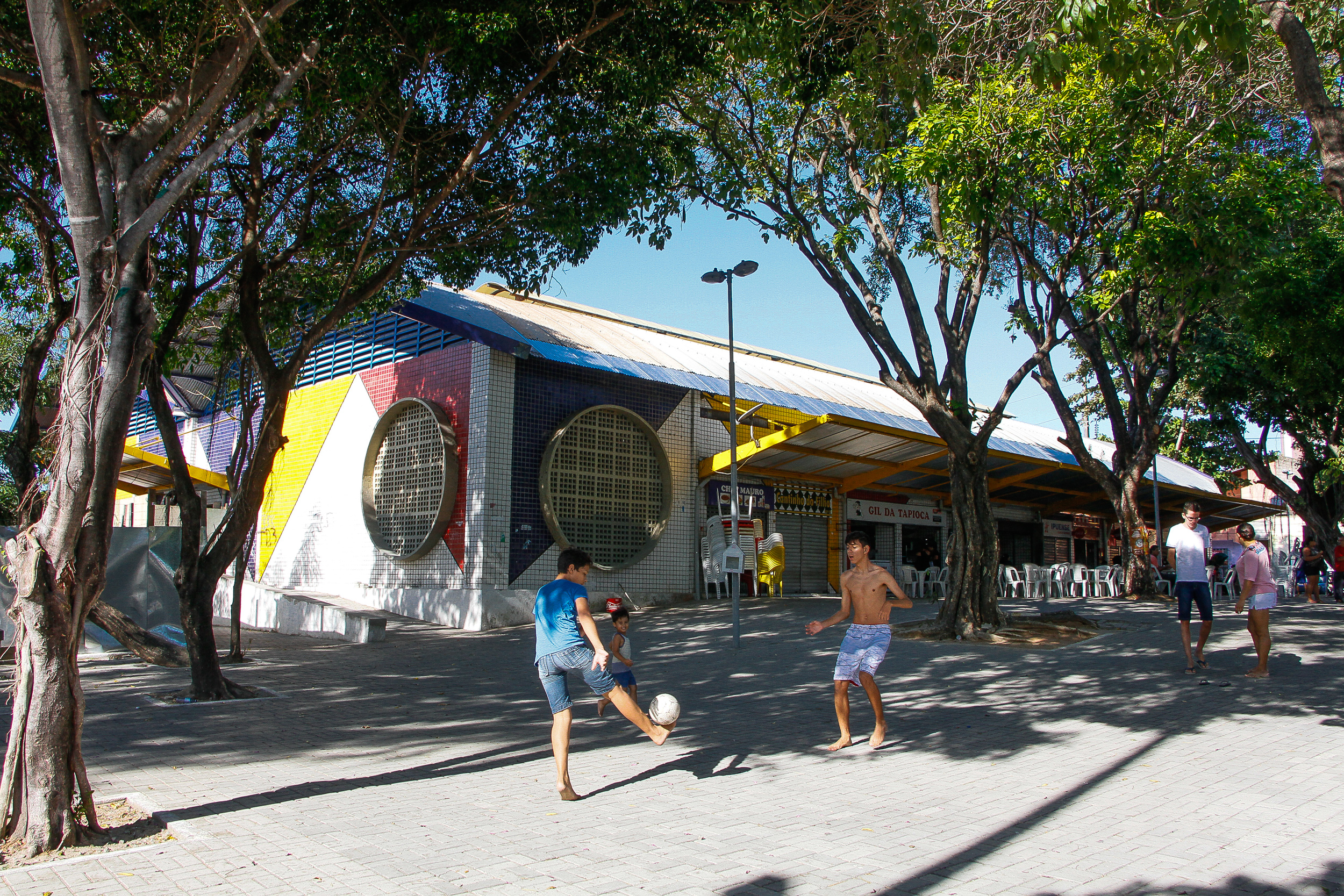 Crianças brincando em frente à fachada principal do Mercado Joaquim Távora.