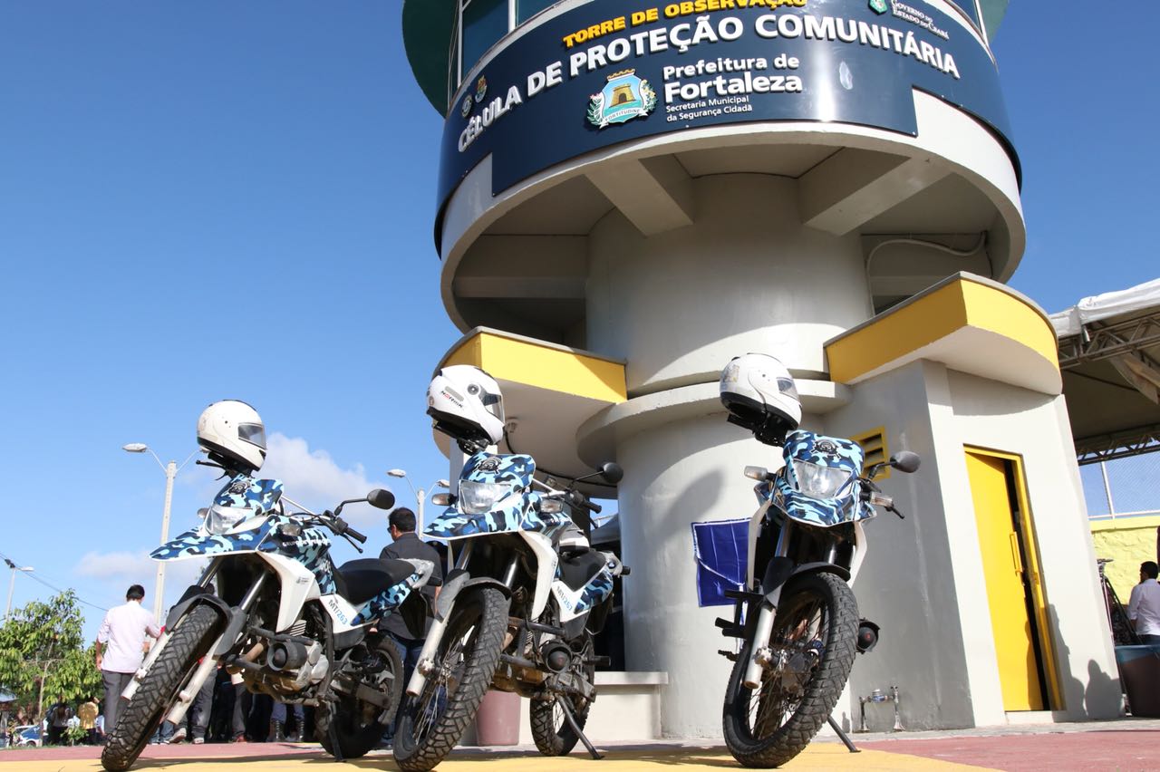 imagem de uma Célula de Proteção Comunitária com motocicletas na frente