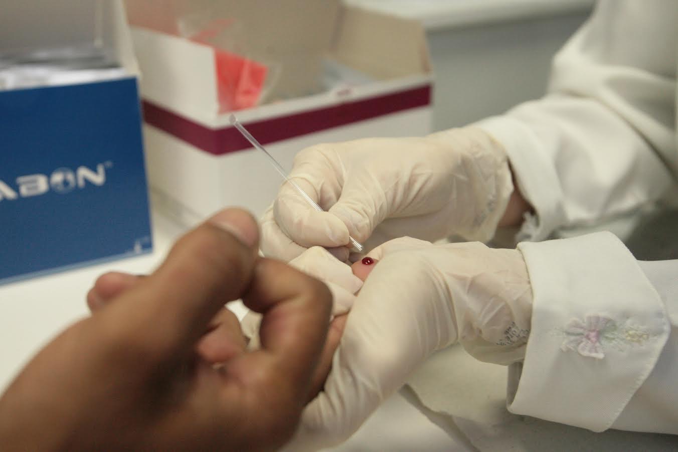 realização de teste para detectar HIV
