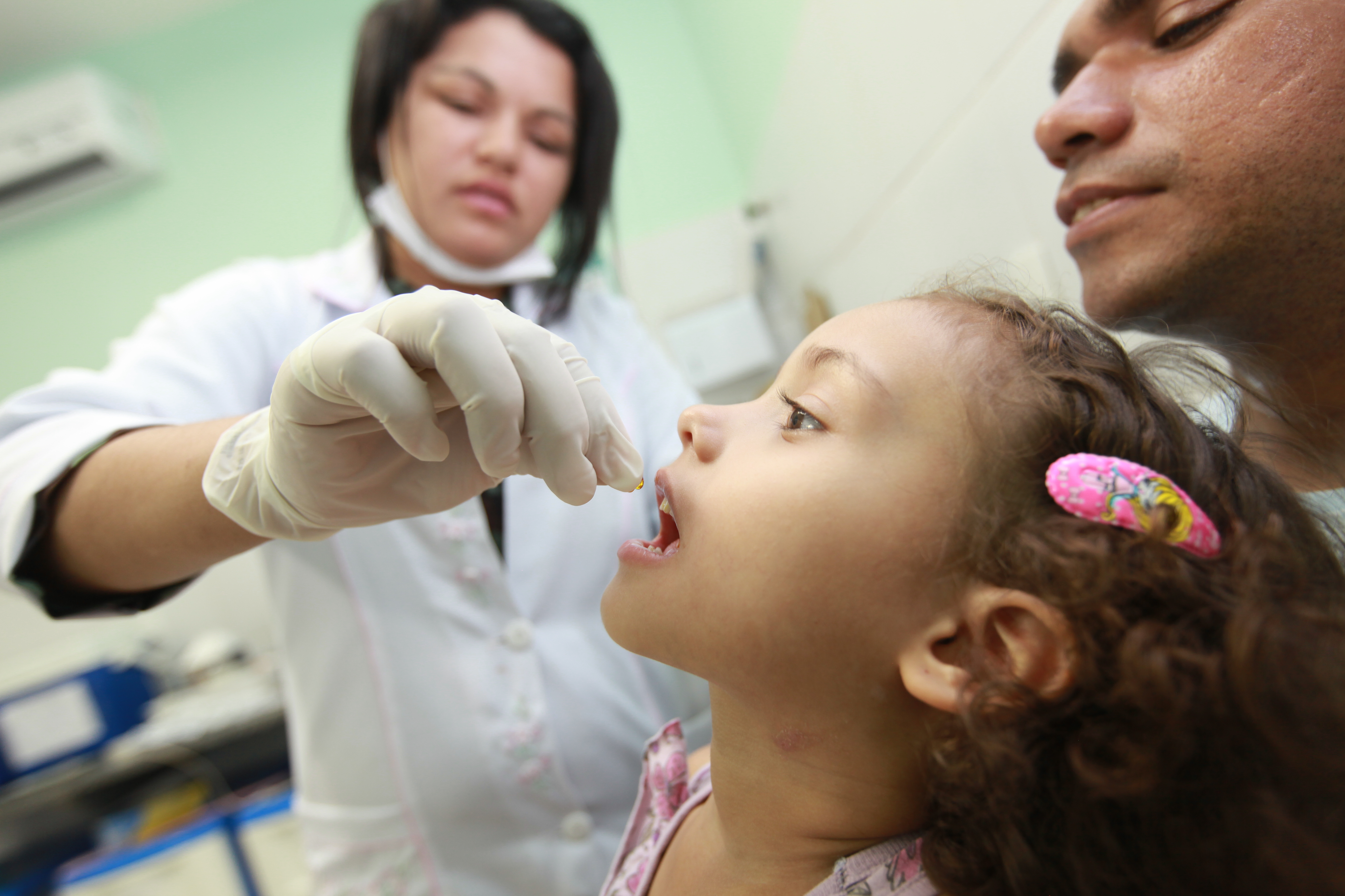 Vacinação de criança em posto de saúde