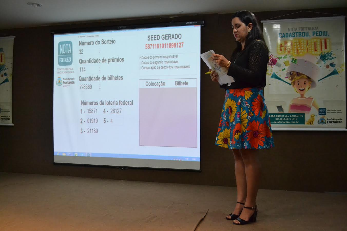 mulher em pé diante de telão