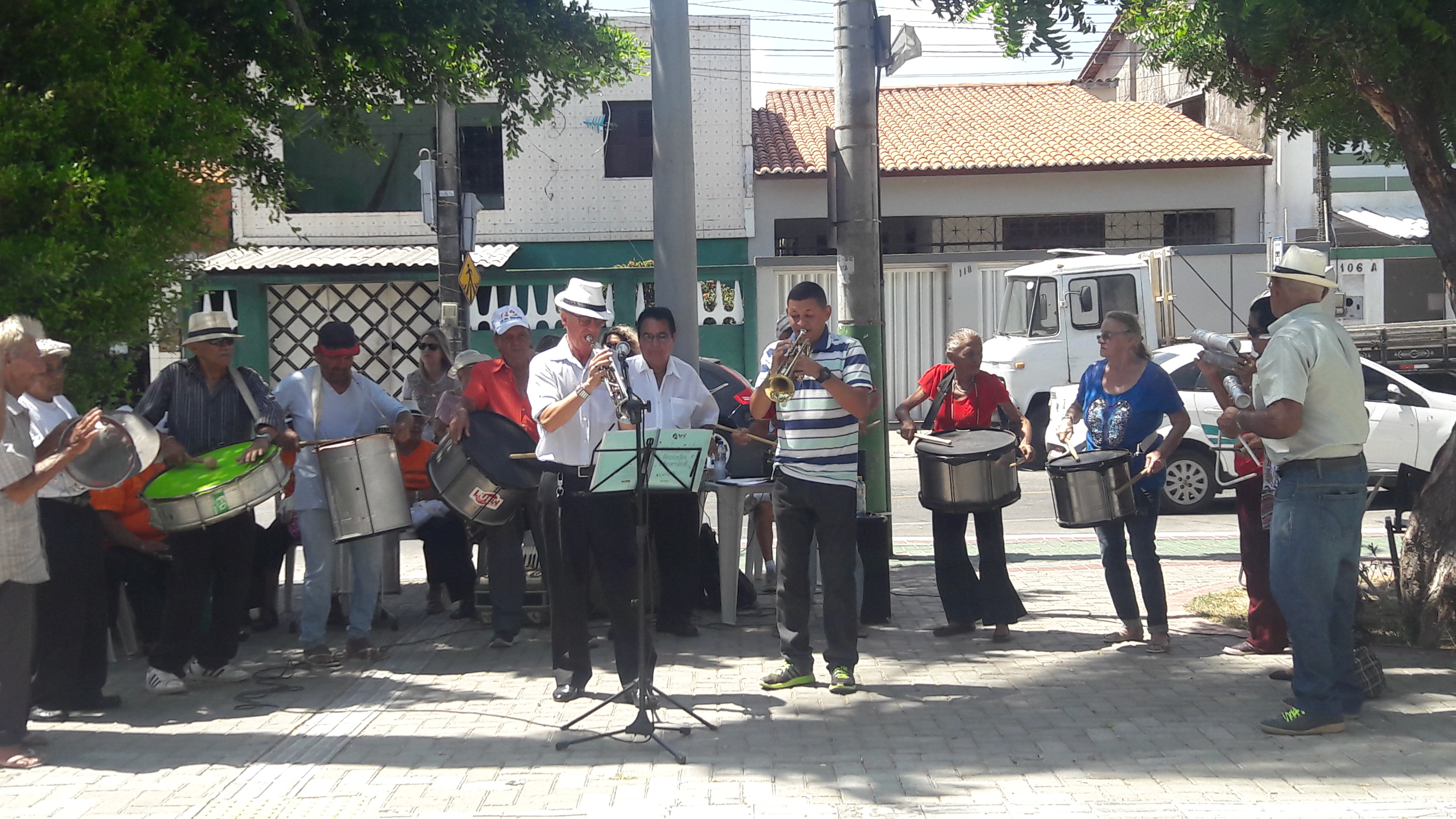Idosos do CRAS se apresentam durante o evento