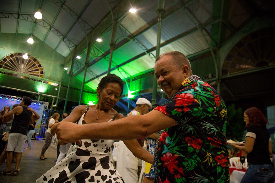 Casal dançando forró em evento no Mercado dos Pinhões