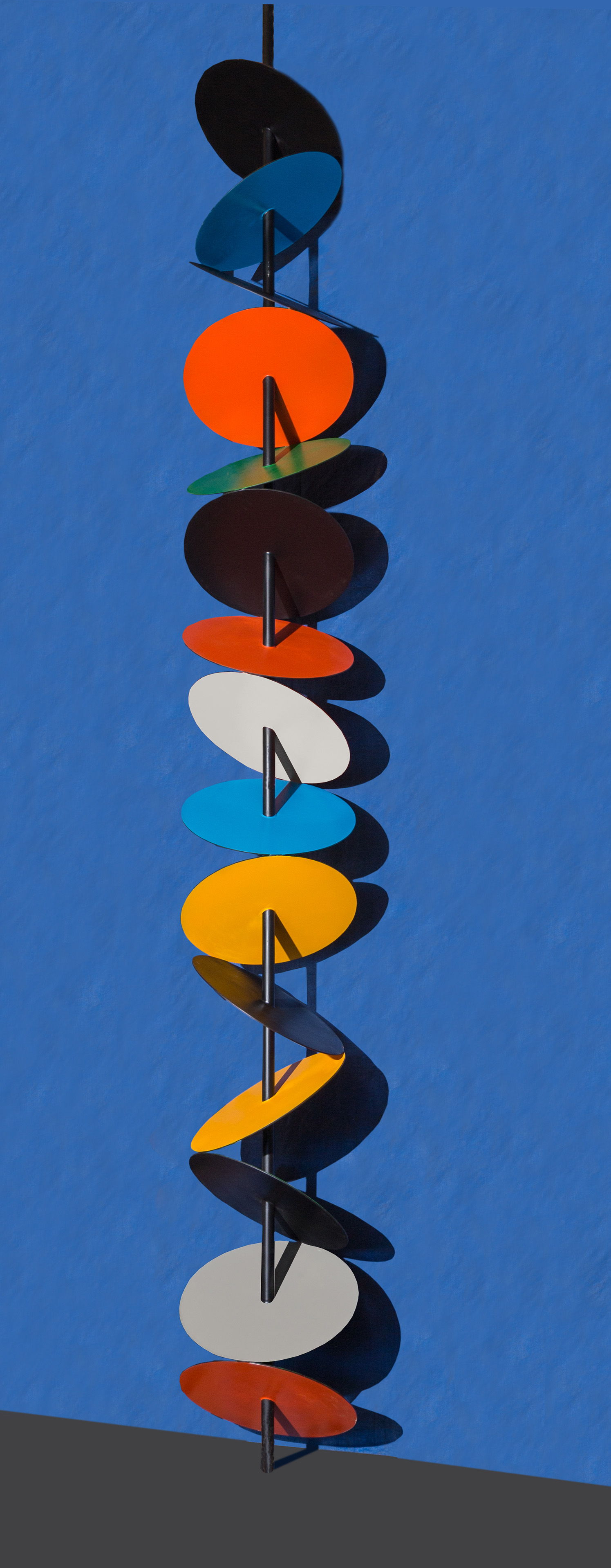 Pulsação, obra do artista plástico Sérvulo Esmeraldo. São discos multicoloridos unidos por uma barra de ferro na vertical, que passa pelo centro deles