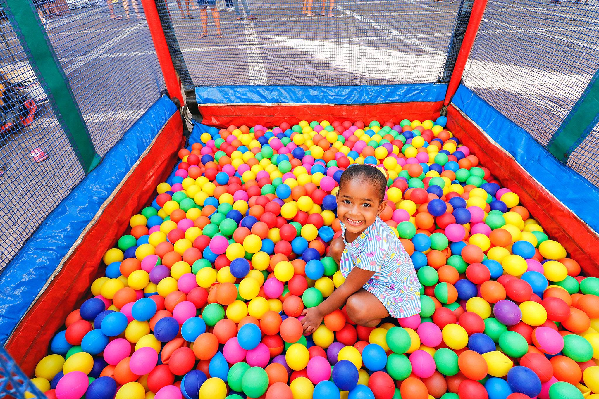 Criança brincando em piscina de bolinhas em programação do projeto Bom de Fortaleza