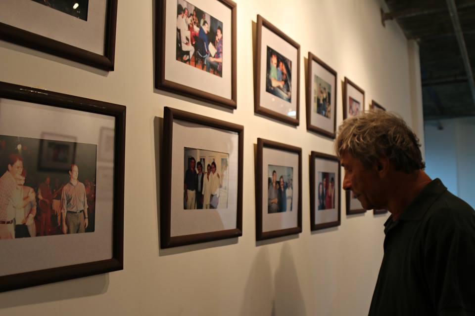 Homem olhando exposição no Centrio Cultural Belchior