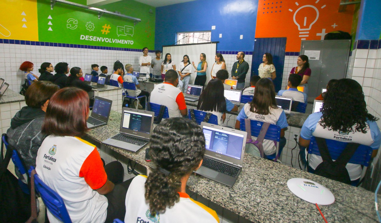 grupo de pessoas num laboratório de informática numa escola