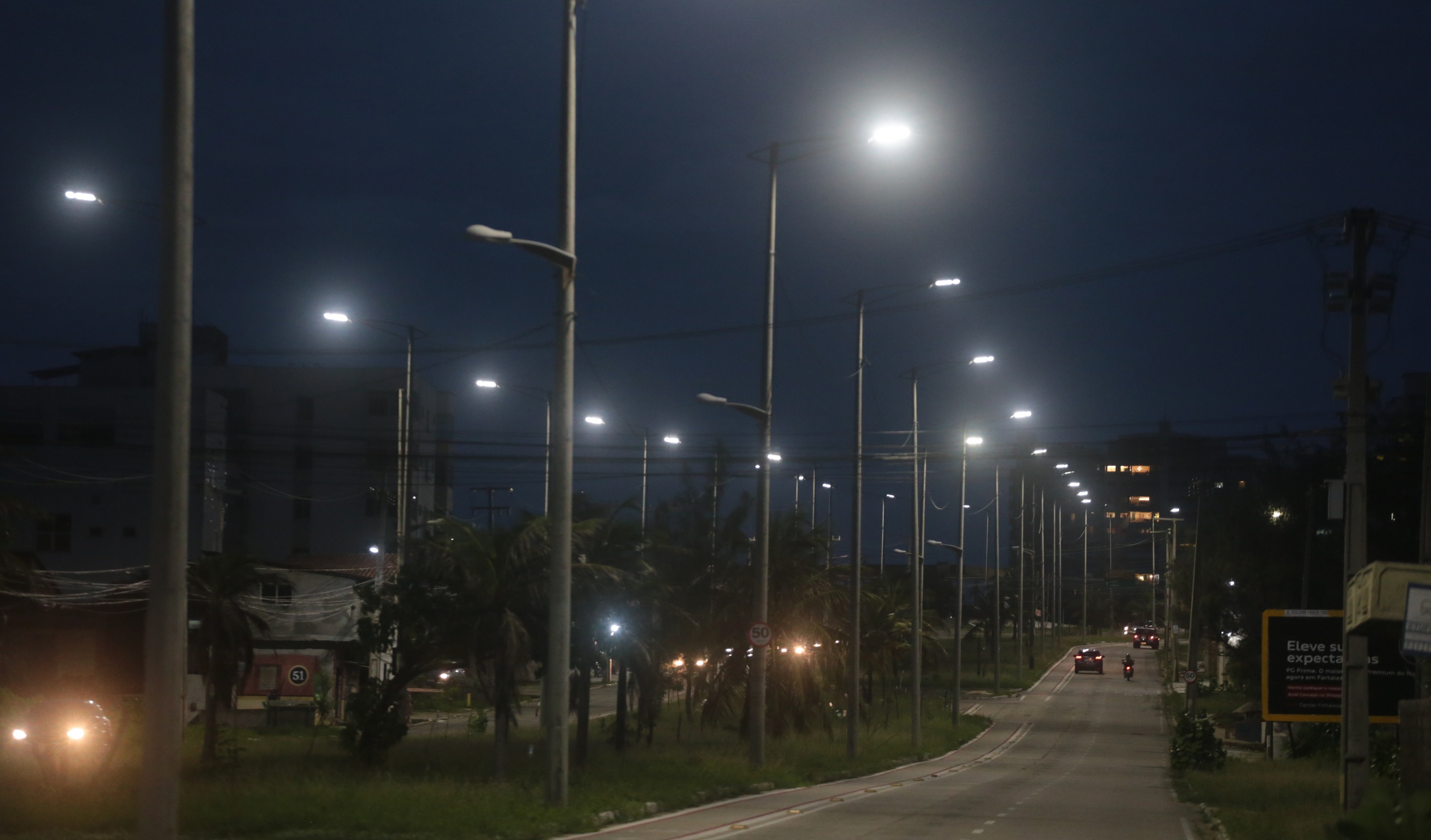 a foto mostra a avenida santos dumont à noite com os novos postes que foram instalados