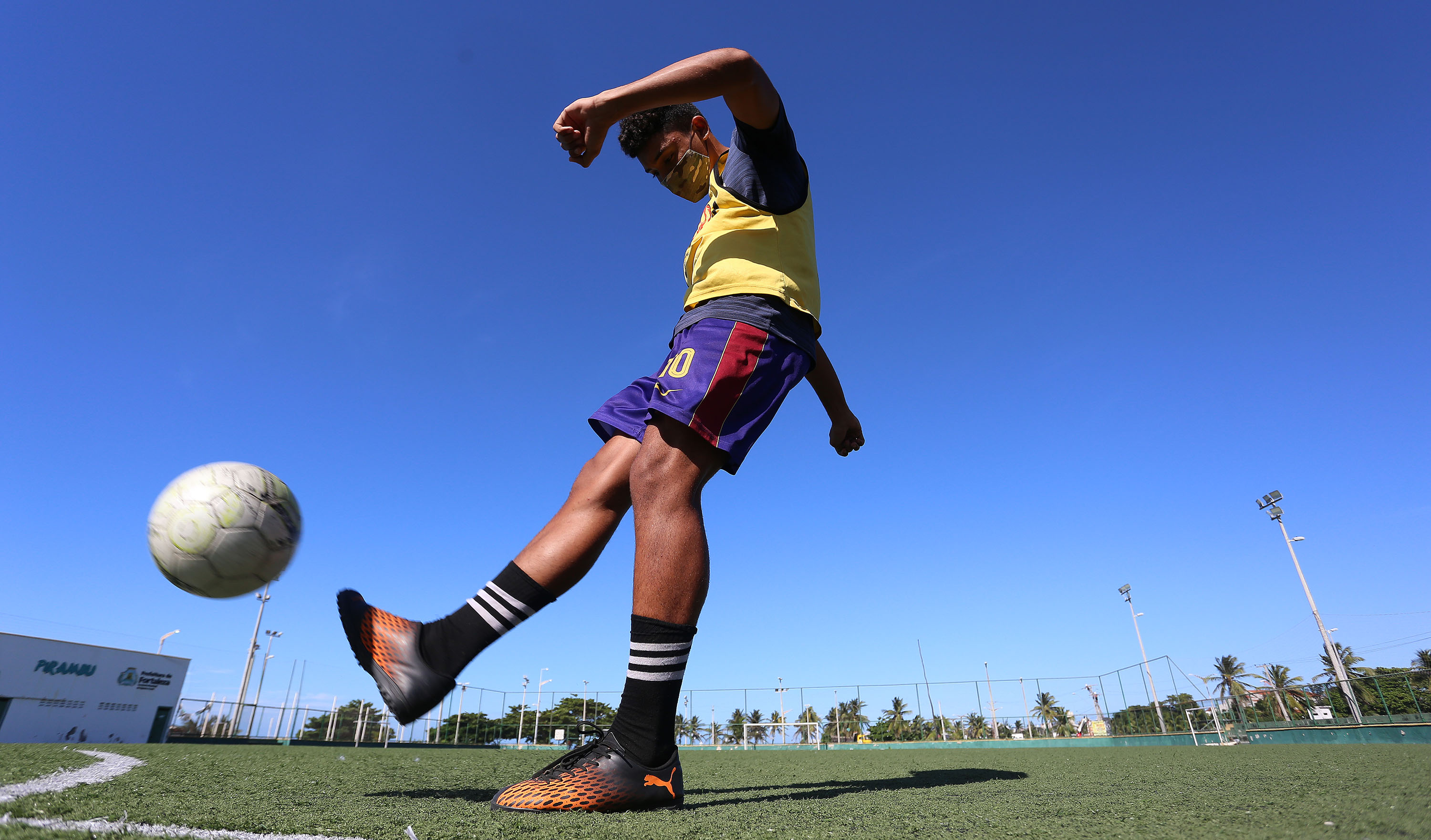 Jogador de futebol jogando a bola