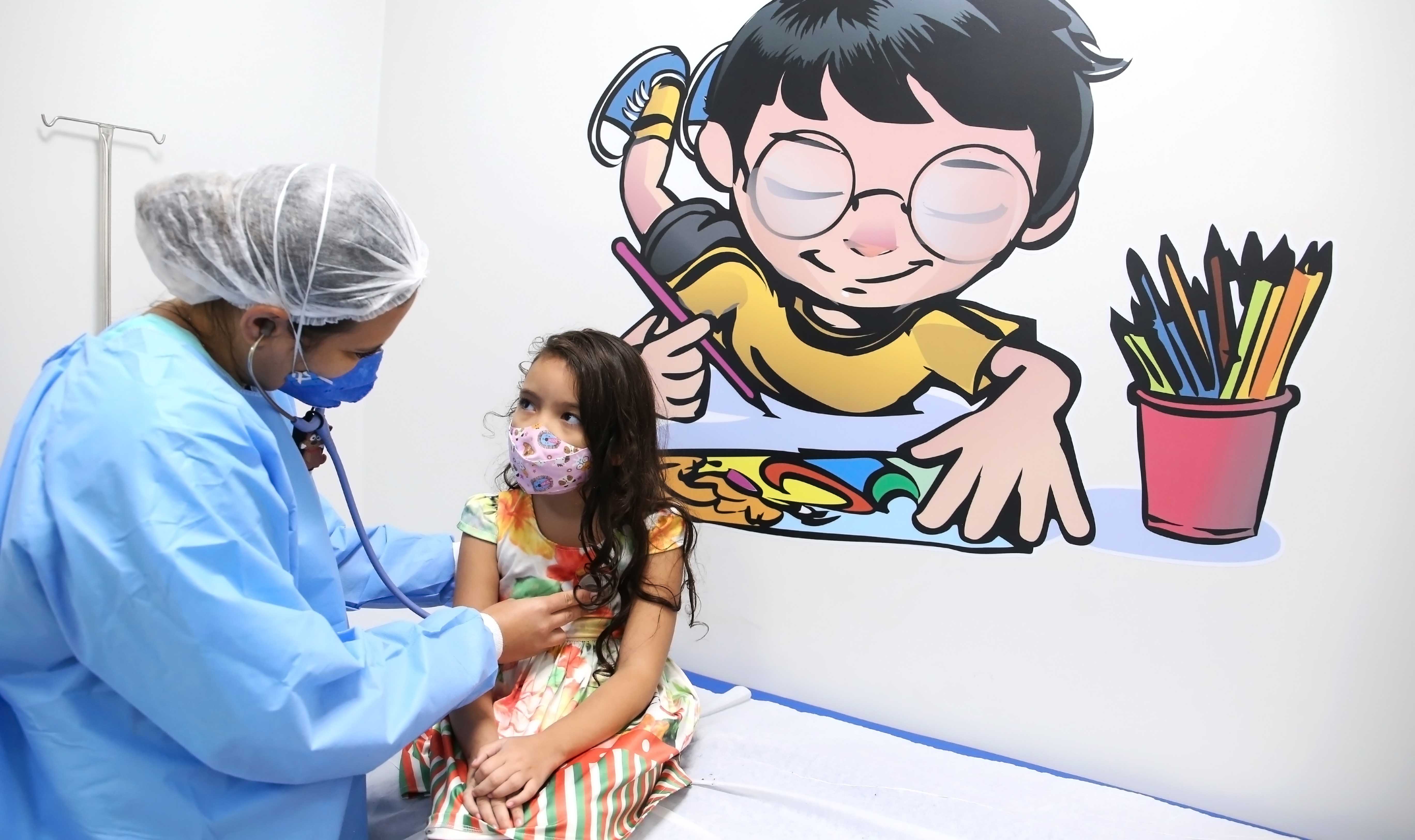 uma médica atendendo uma criança