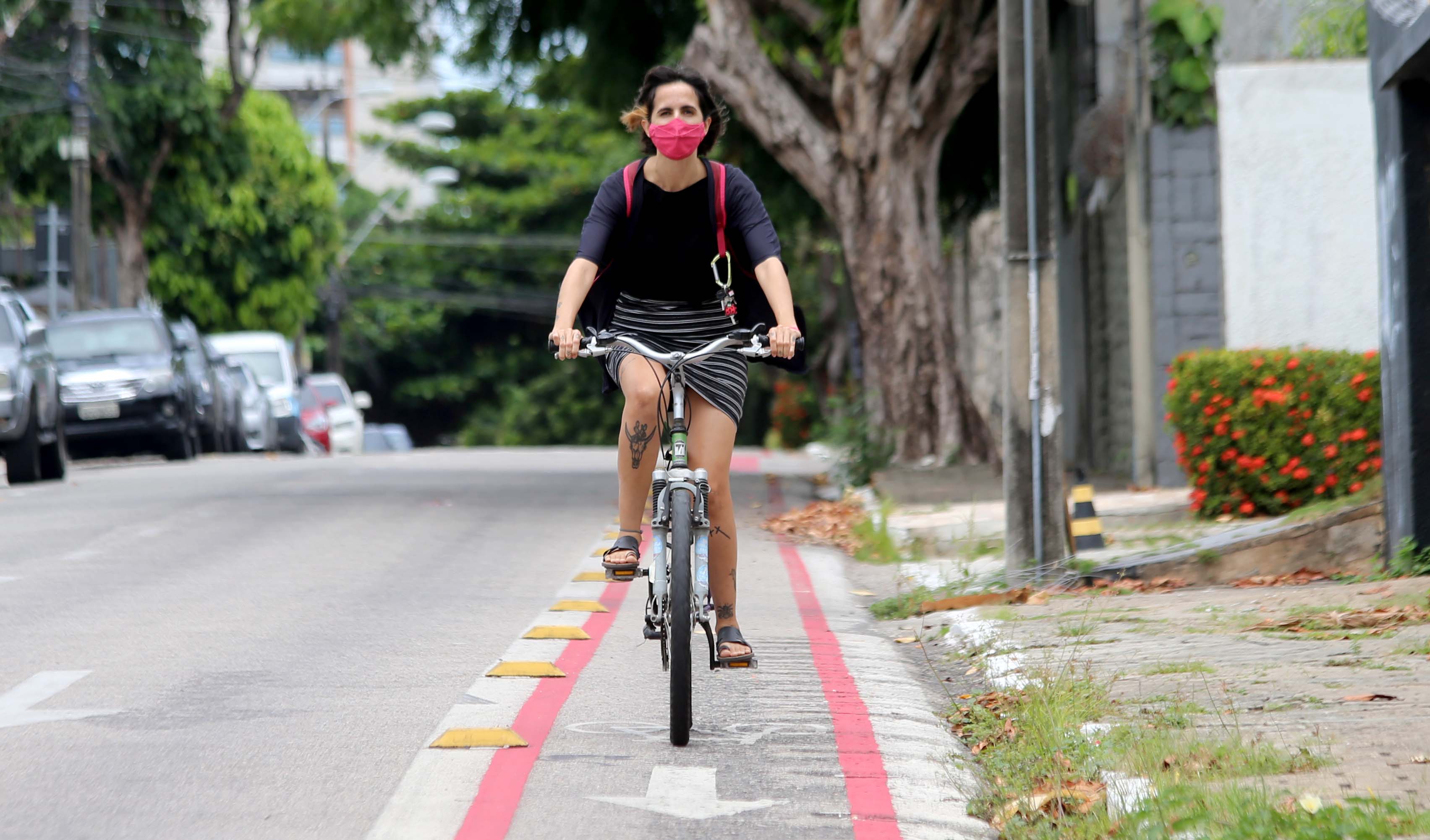 mulher andando de bicicleta