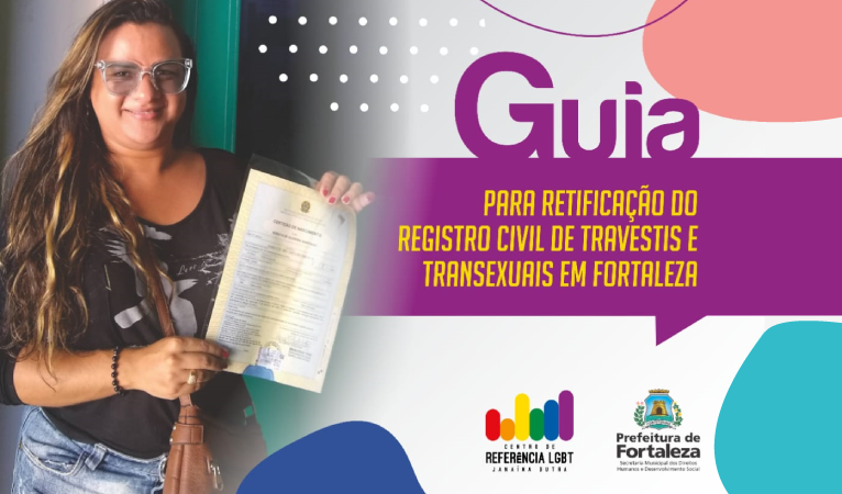 mulher trans posa para a foto segurando o guia