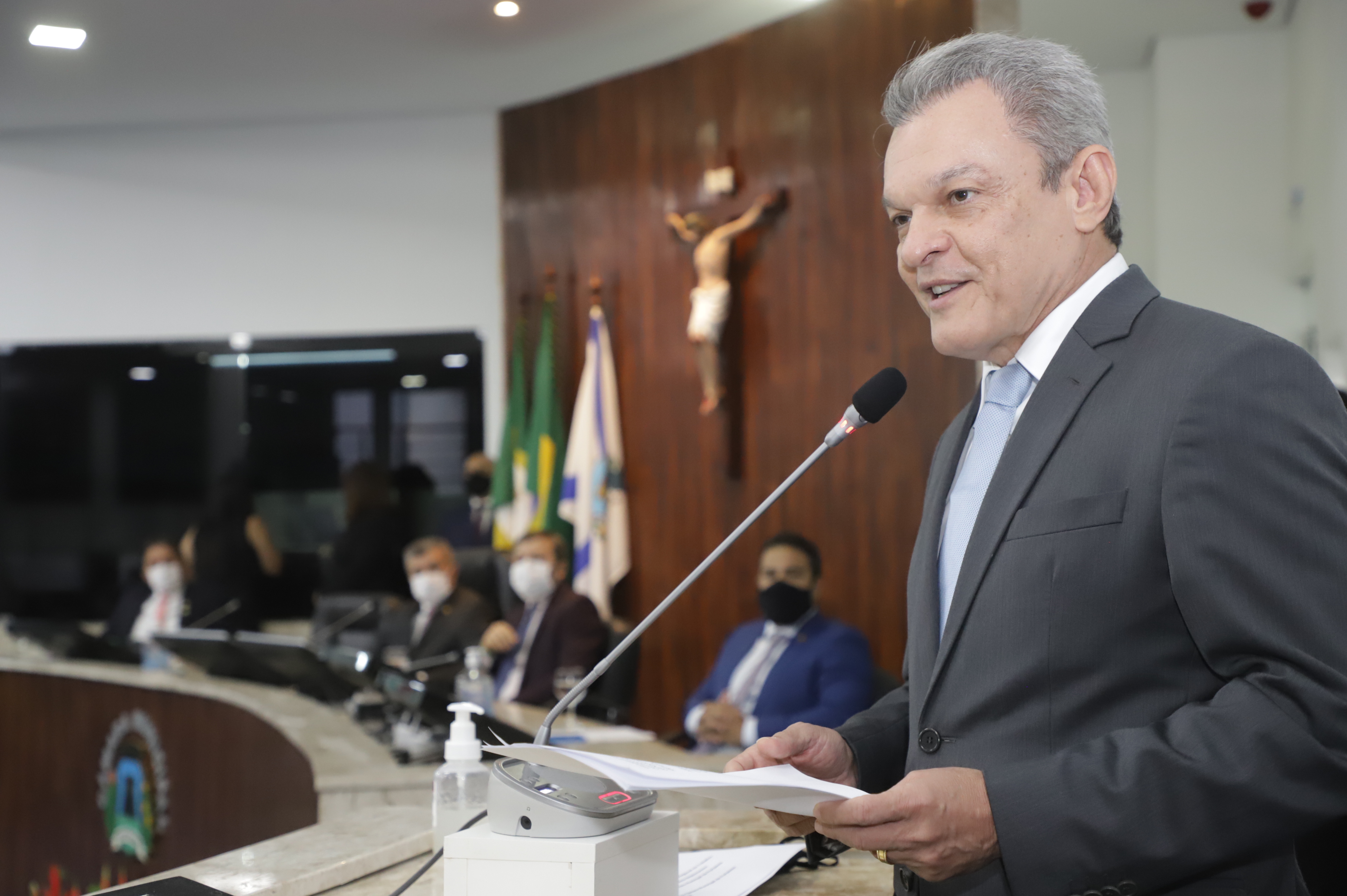 prefeito José Sarto discursa ao microfone