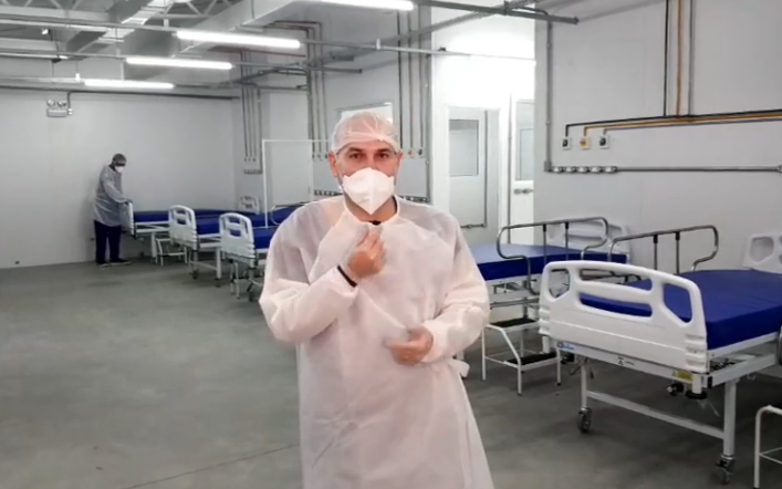 prefeito roberto cláudio dentro de uma enfermaria do hospital de campanha no estádio presidente vargas