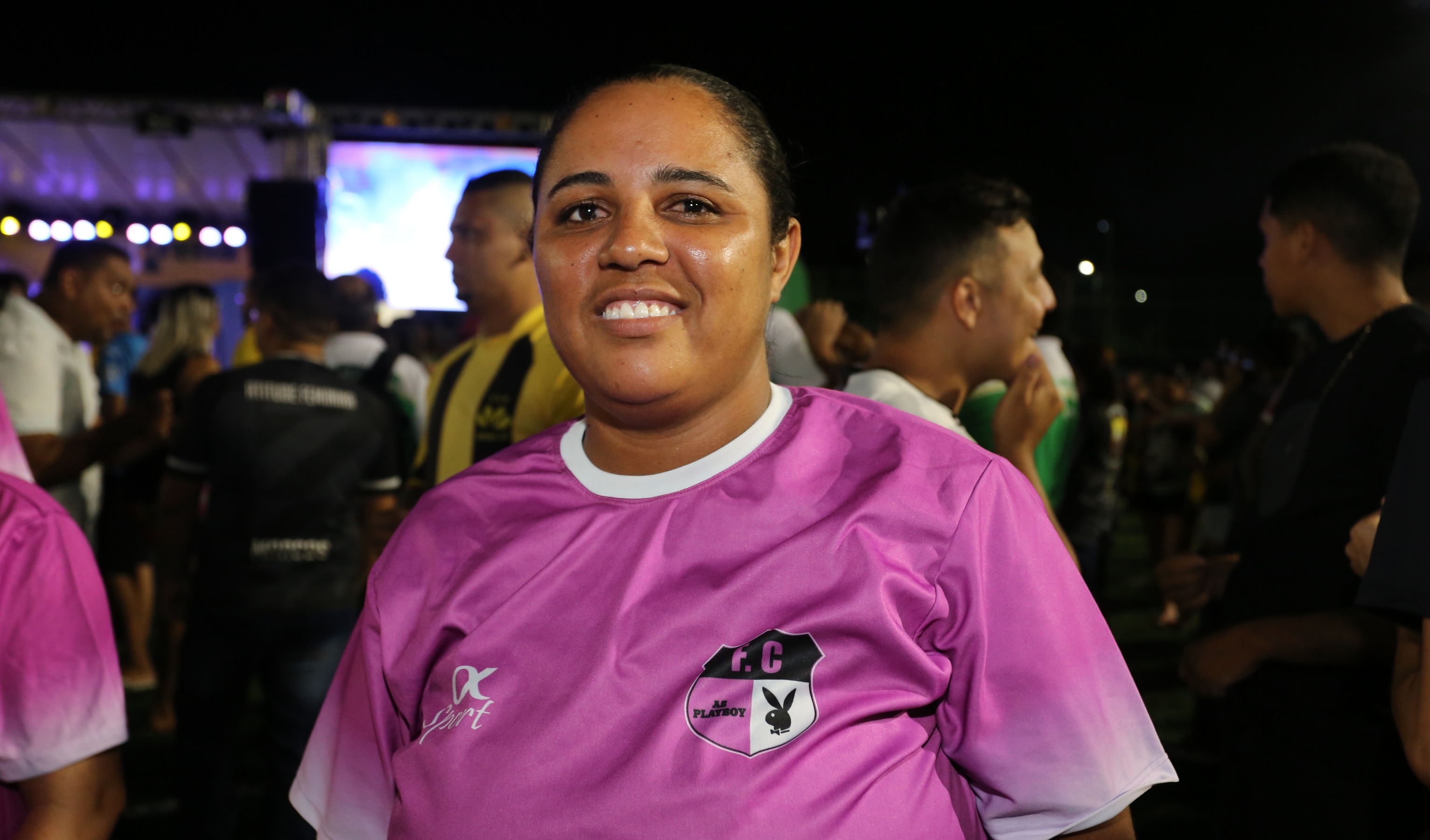 Maria de Fátima, jogadora de futebol posa para a foto