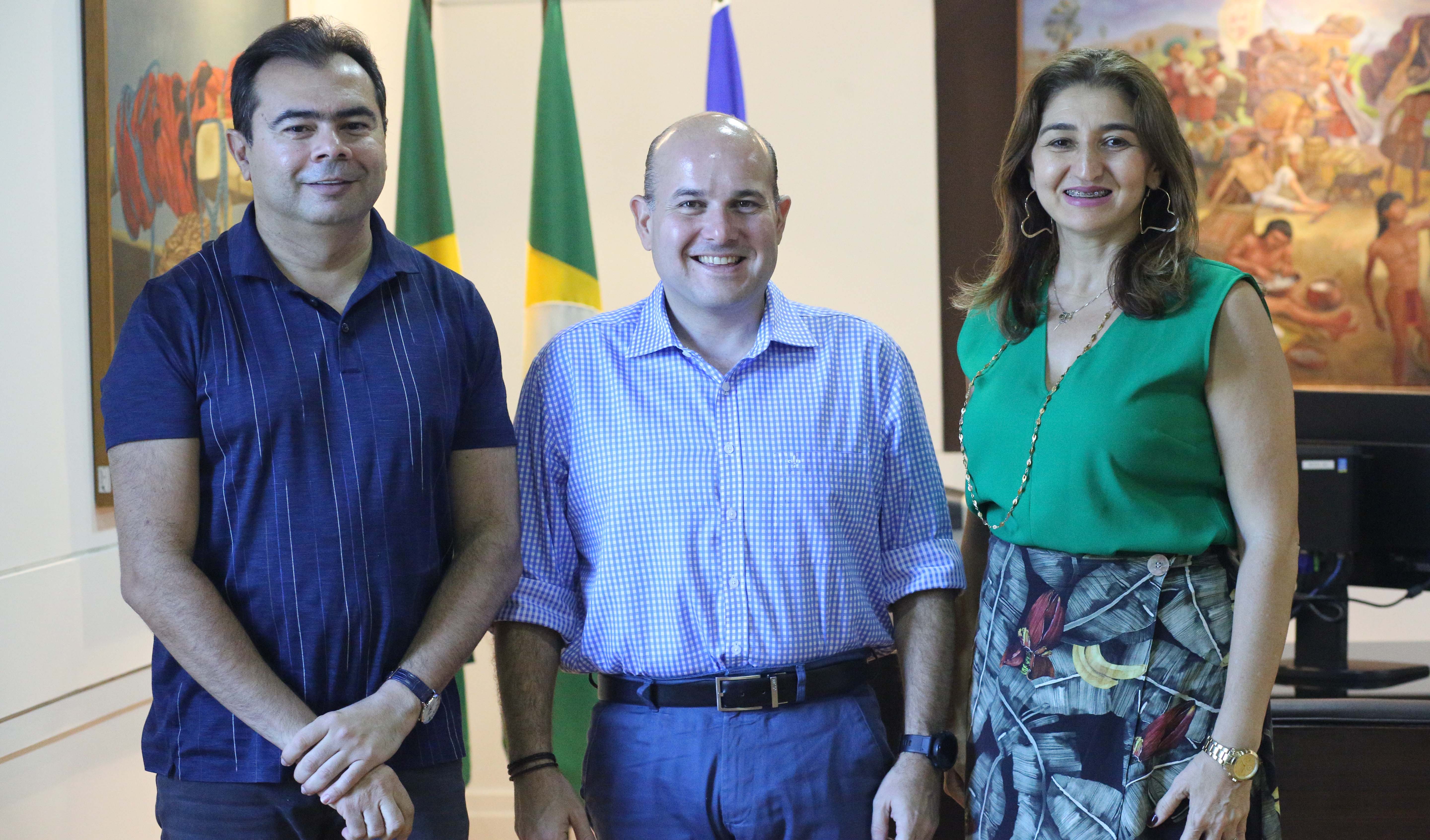 prefeito ao lado de deputado e secretária sorrindo para a foto