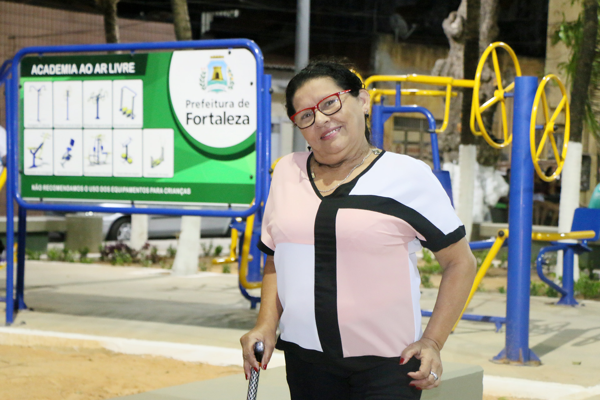 mulher posa para foto sorrindo