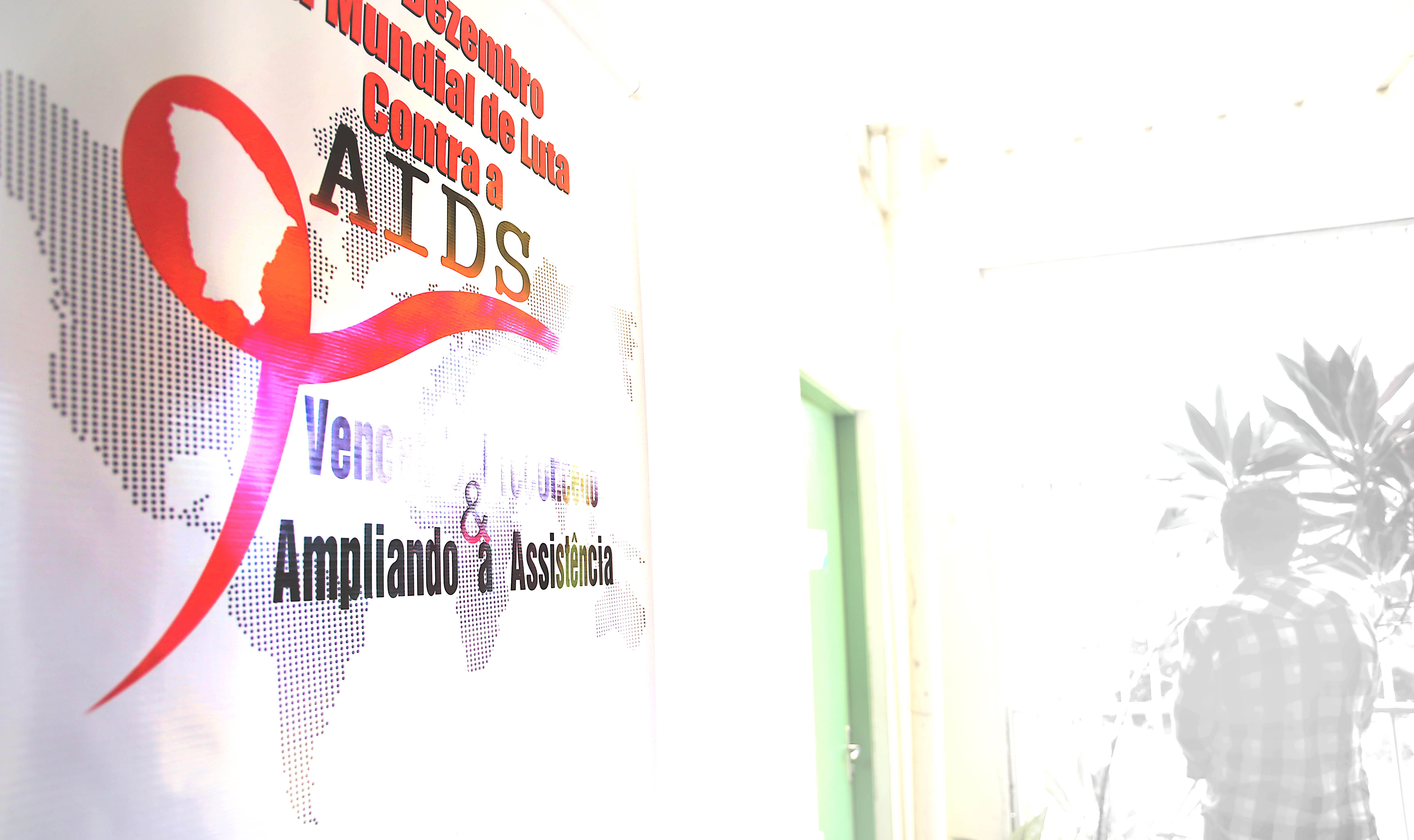 porta aberta com arte da campanha afixada