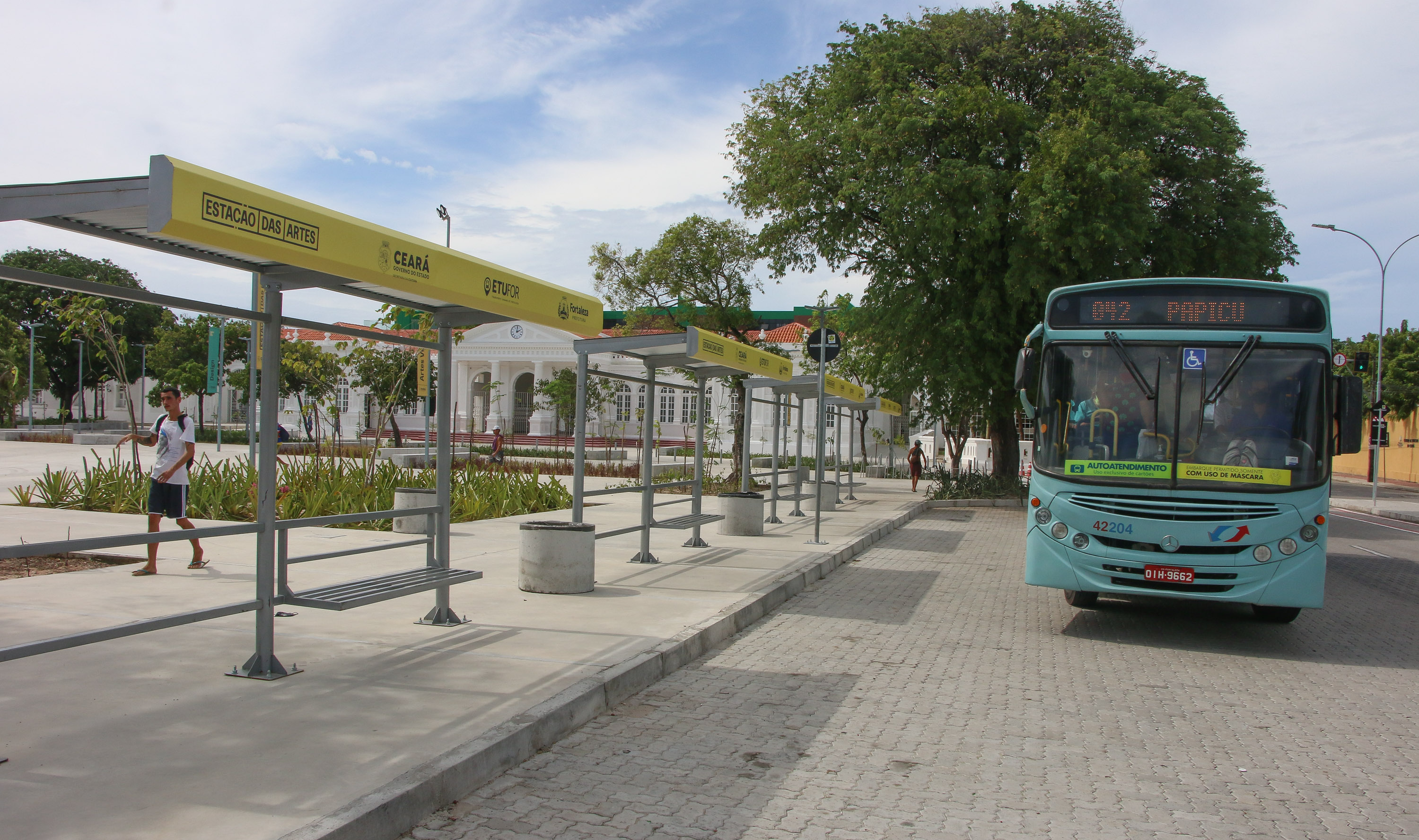 ônibus da linha Circular passando pela Estação das Artes