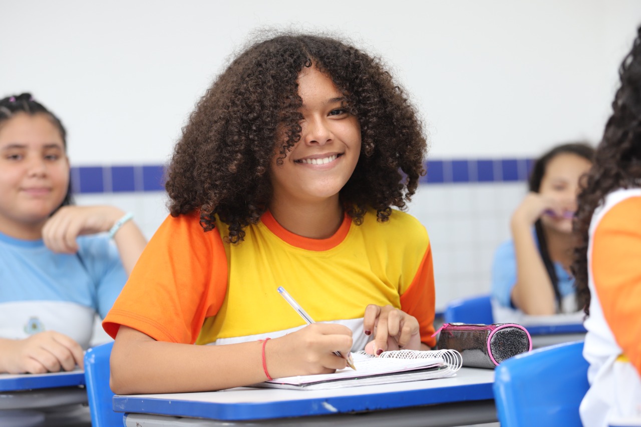 Aluna estudando em sala de aula