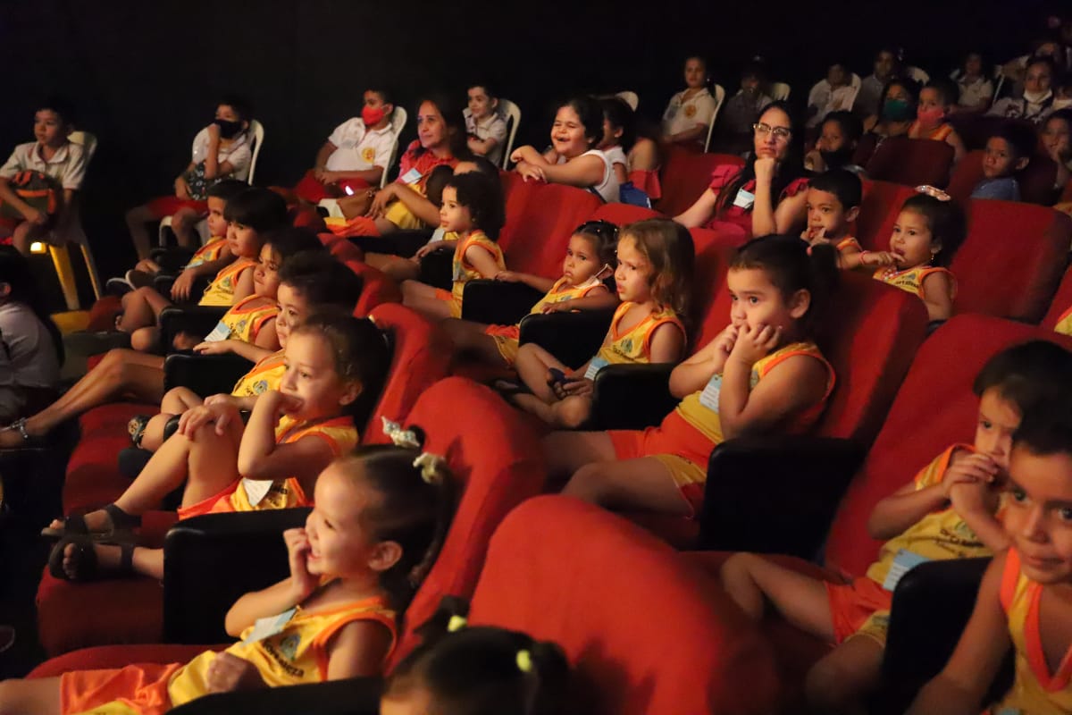 Alunos no teatro do Dragão do Mar