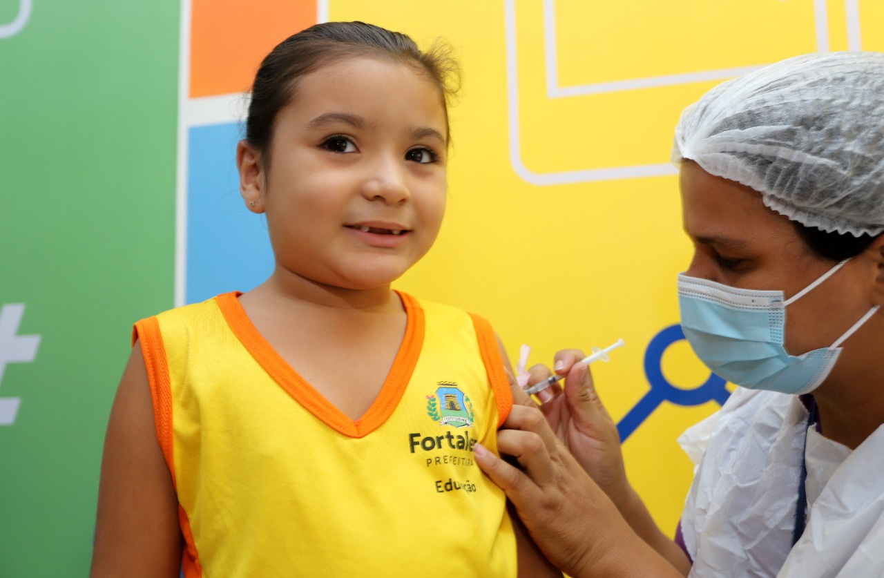 Aluno recebendo a vacina contra Covid