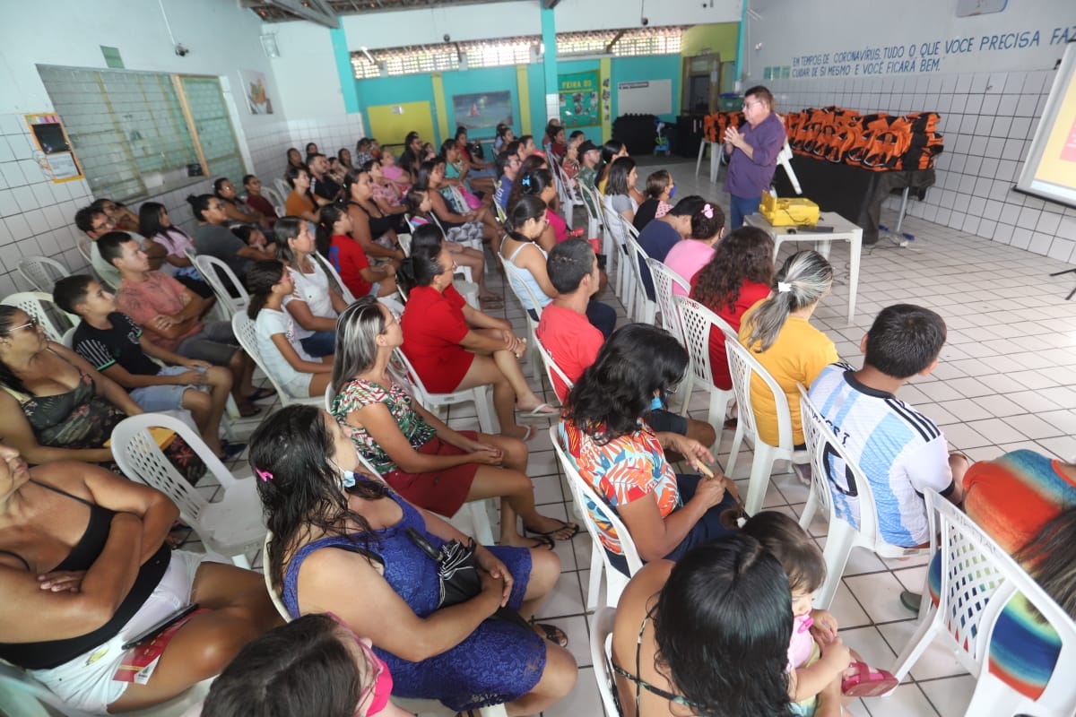 Imagem de uma reunião de pais