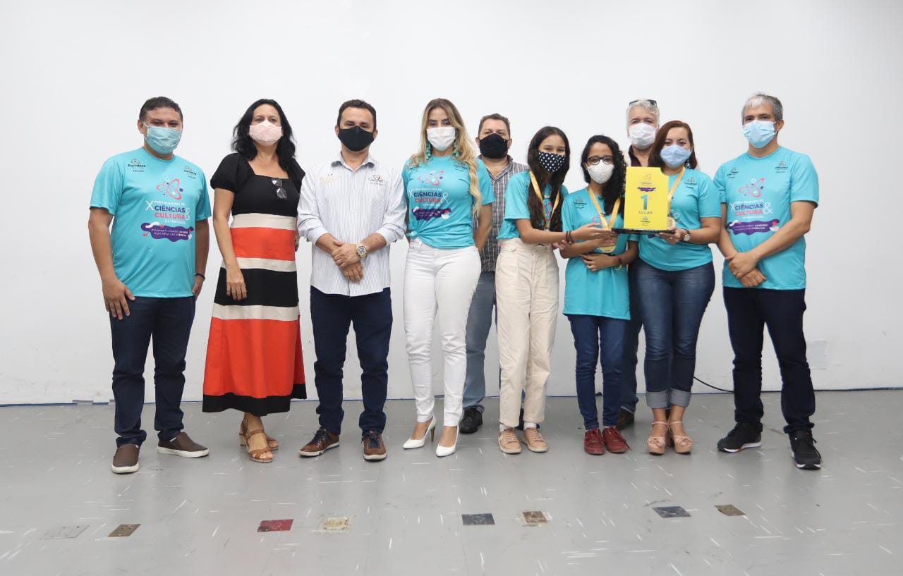 Alunas na premiação da Feira de Ciências