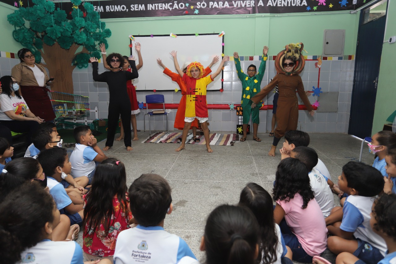 Alunos se apresentando na escola