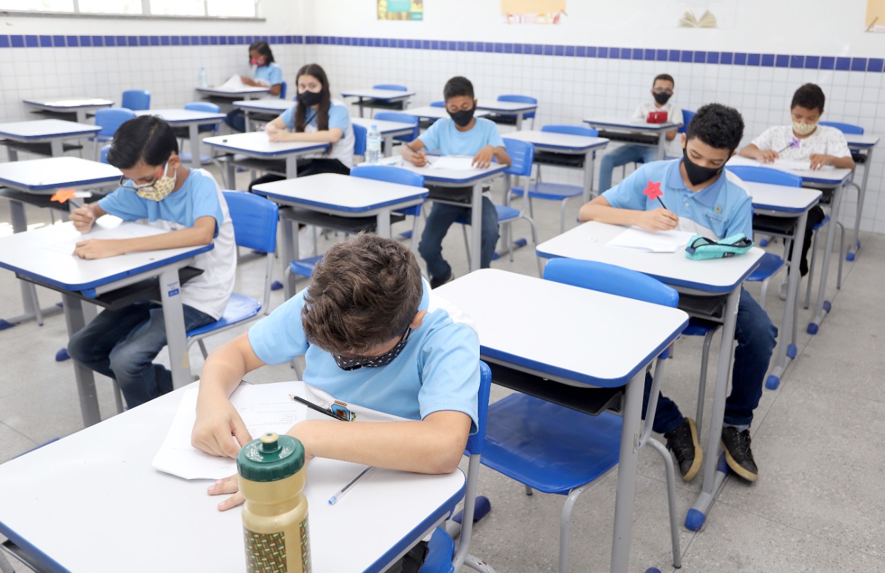 Alunos em sala de aula respondendo a avaliação diagnóstica