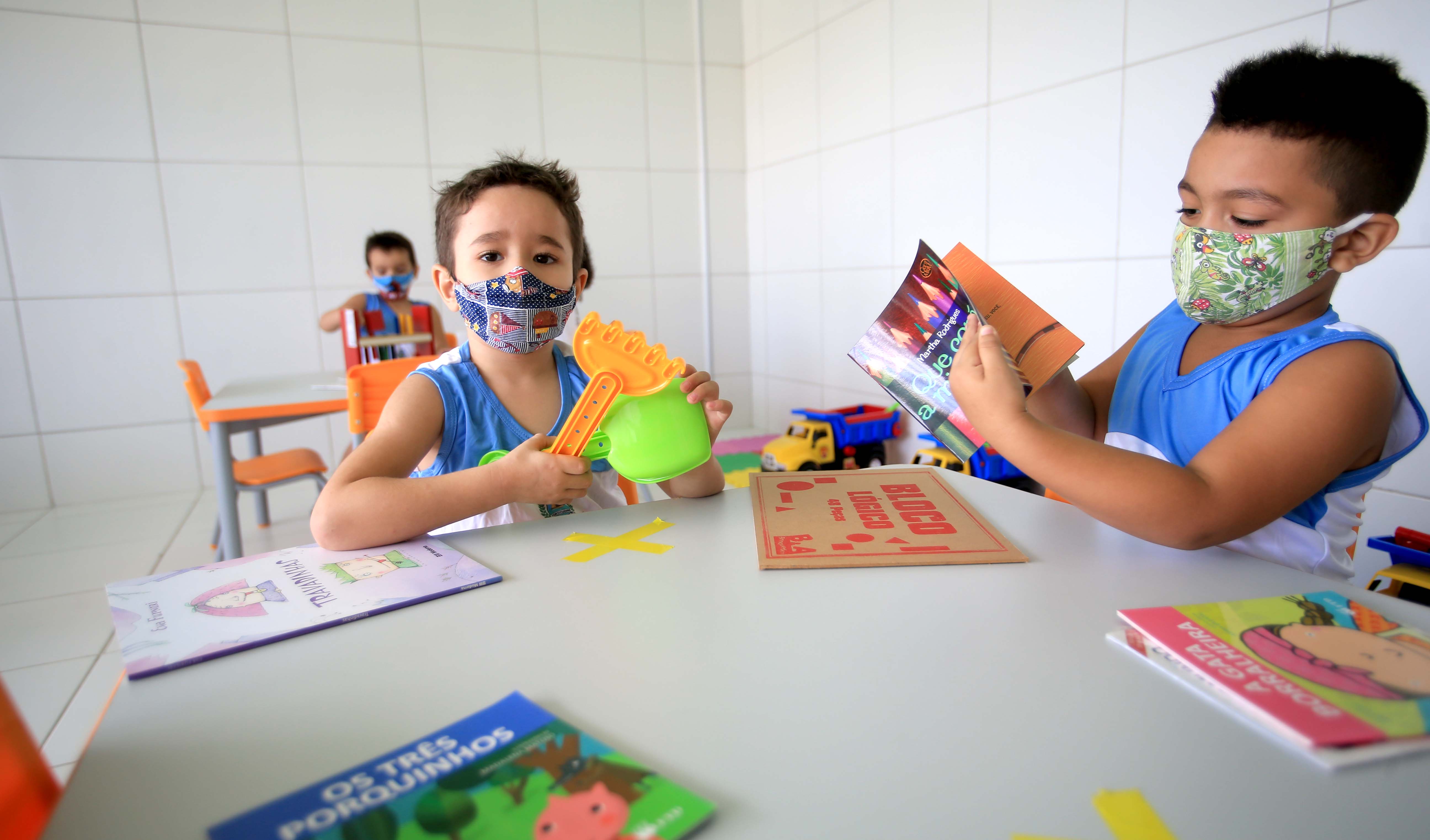 Crianças interagindo em sala