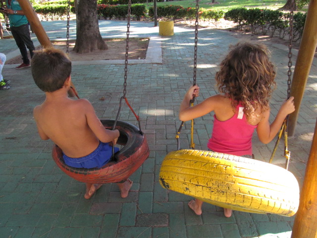 Crianças brincando no balanço