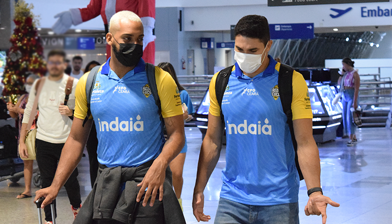 dois jogadores de vôlei 