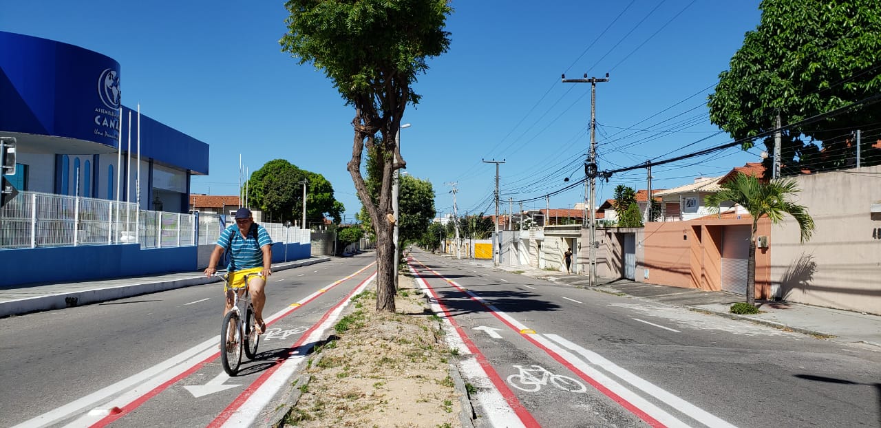 Ciclista utilizando a nova ciclofaixa implantada na Rua Joaquim Frota