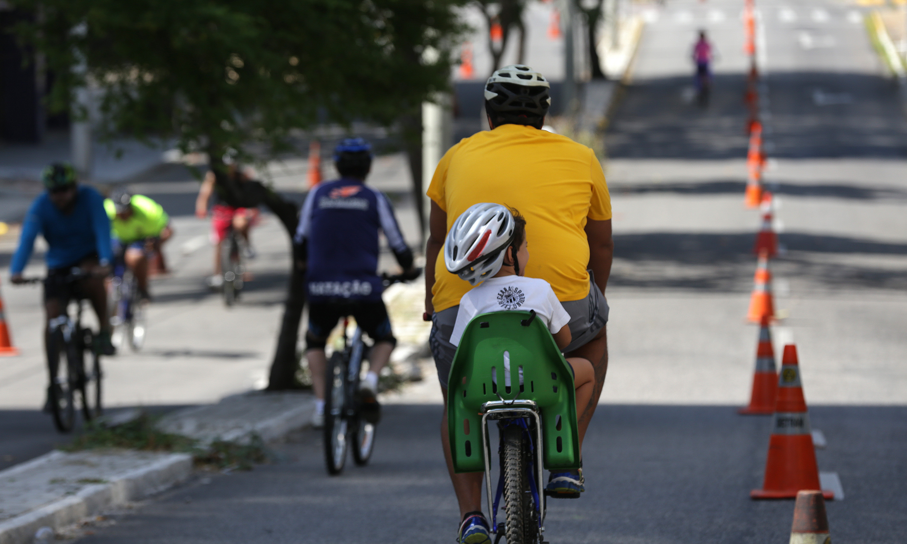 Ciclistas na Ciclofaixa de Lazer